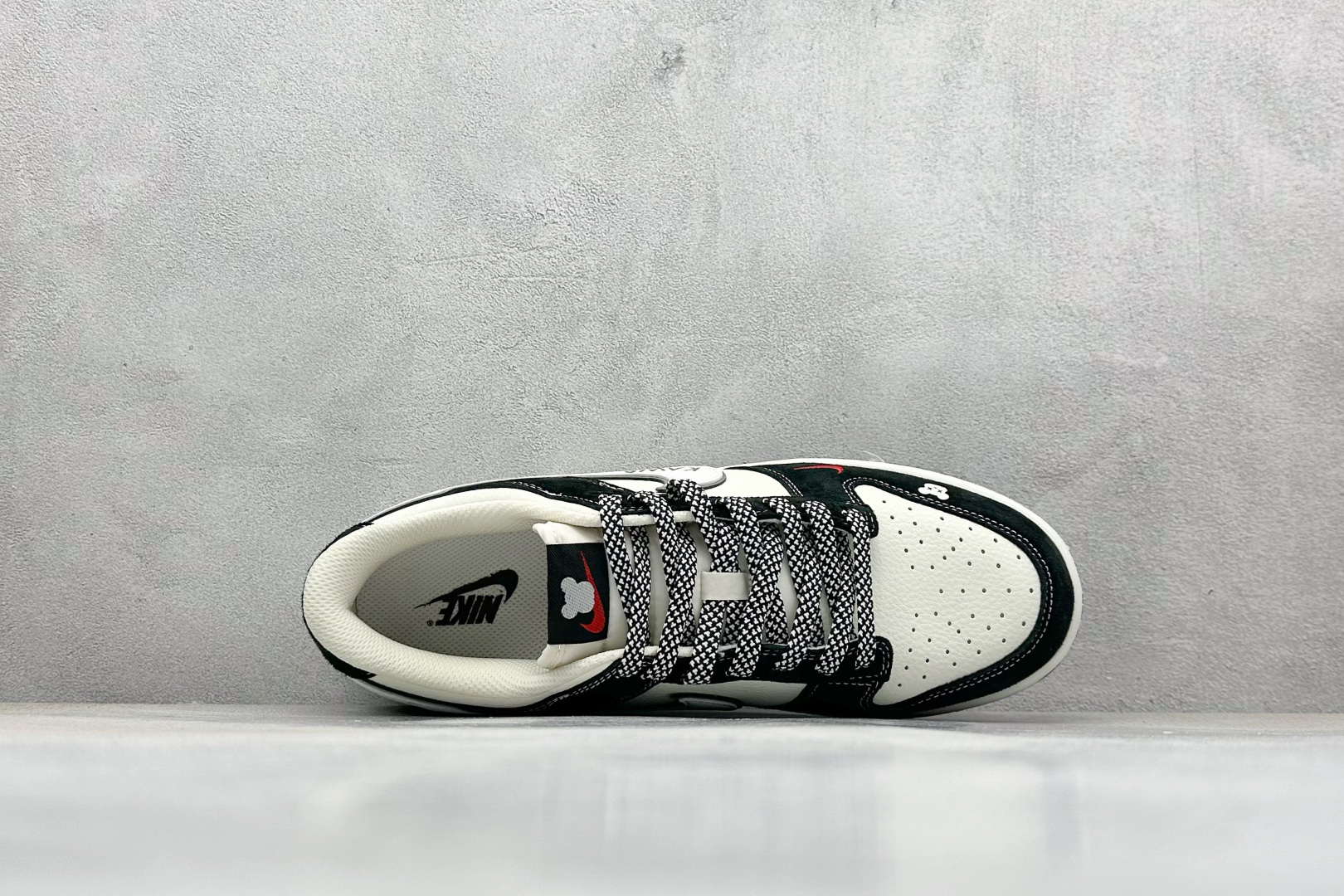 240 XC版Nike SB Dunk Low“KAWS联名——小熊白勾” 周年高端定制 低帮休闲板鞋 DJ2024-110-Chinese UA Cheap High Quatity Brand Clothes Bags handbags Sneakers wholesale wholesaler seller from China Factory suppliers Fashion Clothing Shoes best Quality Beautiful Price 240 XC版Nike SB Dunk Low“KAWS联名——小熊白勾” 周年高端定制 低帮休闲板鞋 DJ2024-110