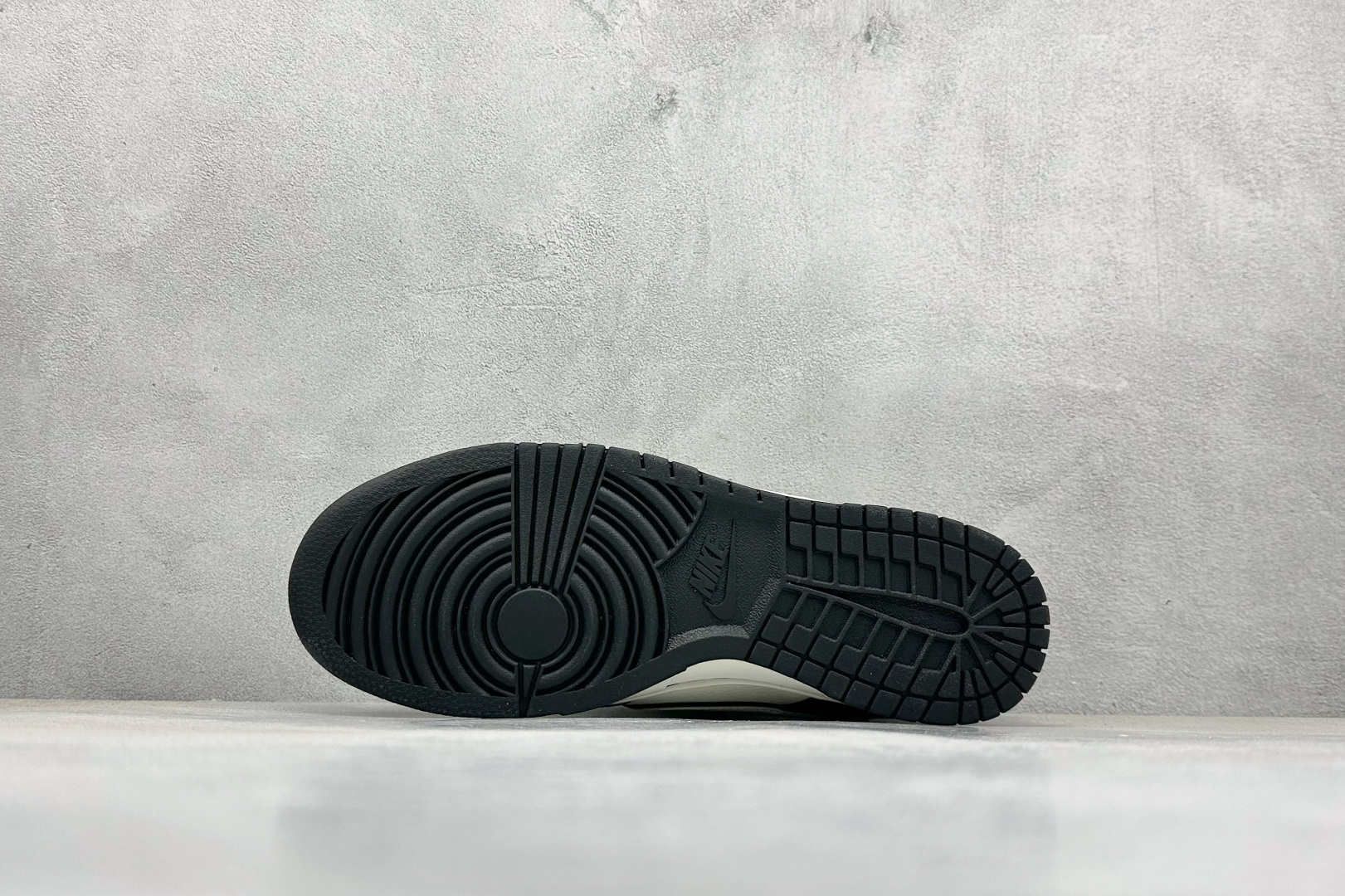 240 XC版Nike SB Dunk Low“KAWS联名——小熊白勾” 周年高端定制 低帮休闲板鞋 DJ2024-110-Chinese UA Cheap High Quatity Brand Clothes Bags handbags Sneakers wholesale wholesaler seller from China Factory suppliers Fashion Clothing Shoes best Quality Beautiful Price 240 XC版Nike SB Dunk Low“KAWS联名——小熊白勾” 周年高端定制 低帮休闲板鞋 DJ2024-110