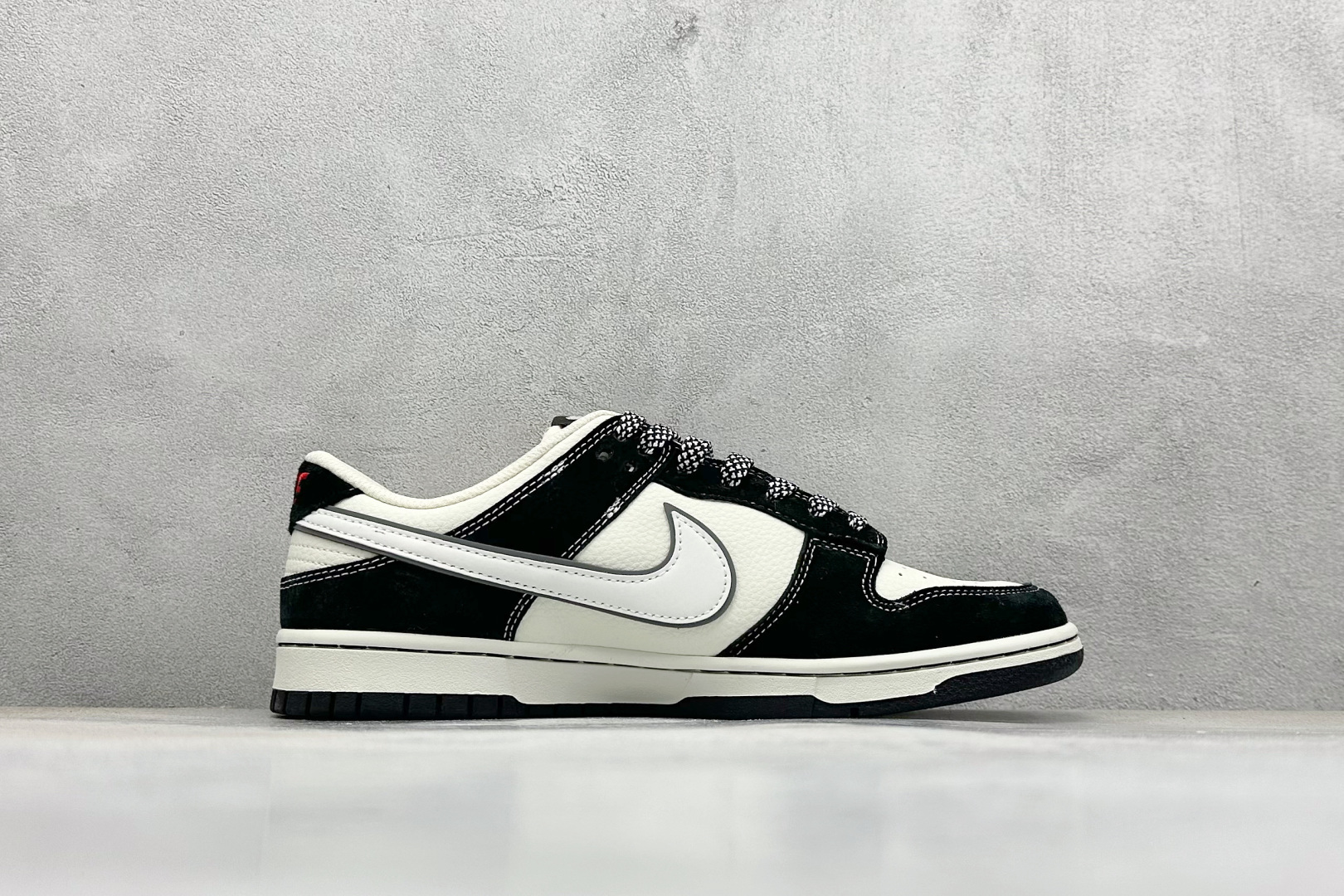 240 XC版Nike SB Dunk Low“KAWS联名——小熊白勾” 周年高端定制 低帮休闲板鞋 DJ2024-110-Chinese UA Cheap High Quatity Brand Clothes Bags handbags Sneakers wholesale wholesaler seller from China Factory suppliers Fashion Clothing Shoes best Quality Beautiful Price 240 XC版Nike SB Dunk Low“KAWS联名——小熊白勾” 周年高端定制 低帮休闲板鞋 DJ2024-110