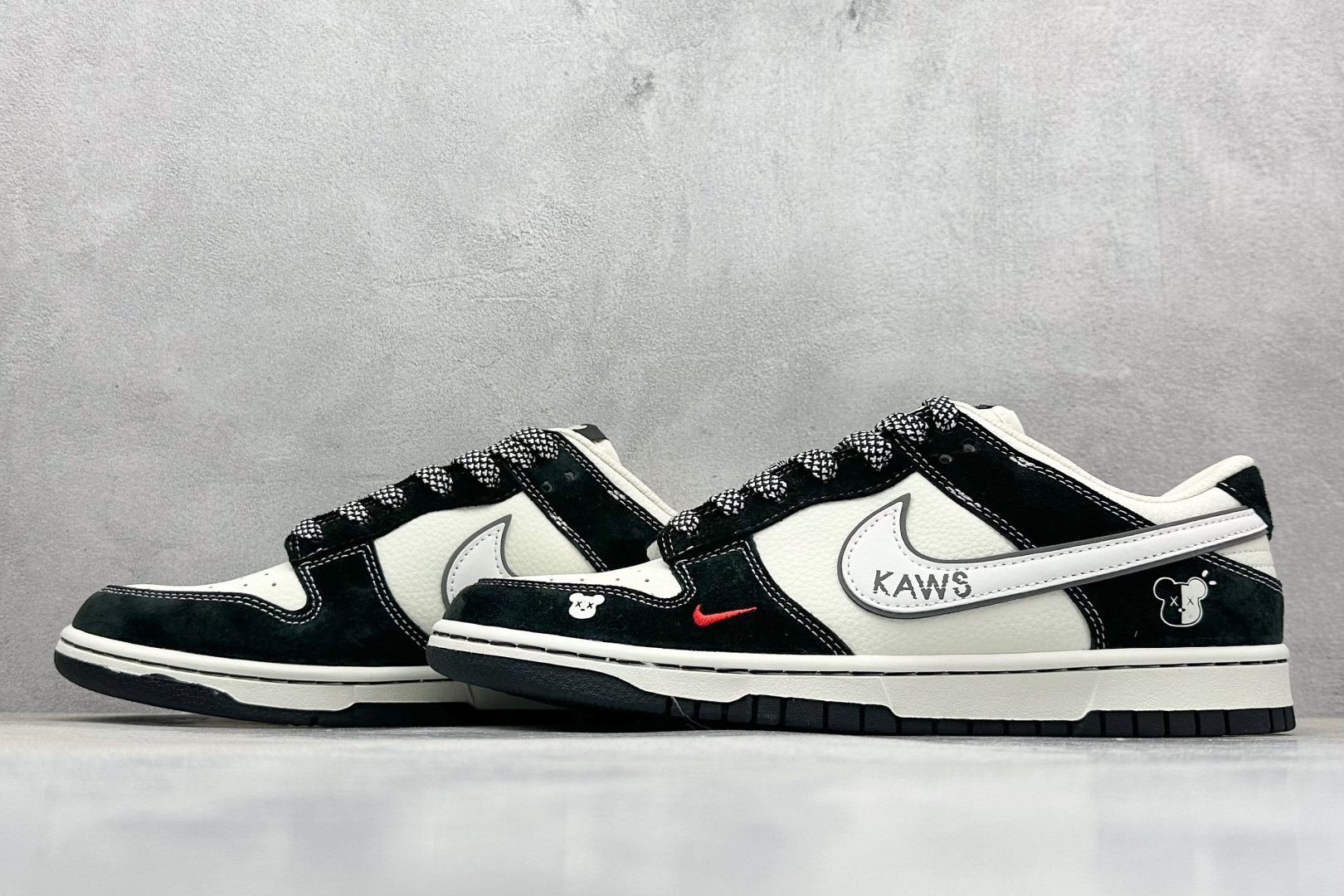 240 XC版Nike SB Dunk Low“KAWS联名——小熊白勾” 周年高端定制 低帮休闲板鞋 DJ2024-110-Chinese UA Cheap High Quatity Brand Clothes Bags handbags Sneakers wholesale wholesaler seller from China Factory suppliers Fashion Clothing Shoes best Quality Beautiful Price 240 XC版Nike SB Dunk Low“KAWS联名——小熊白勾” 周年高端定制 低帮休闲板鞋 DJ2024-110