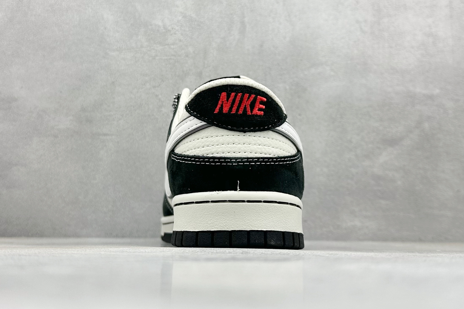 240 XC版Nike SB Dunk Low“KAWS联名——小熊白勾” 周年高端定制 低帮休闲板鞋 DJ2024-110-Chinese UA Cheap High Quatity Brand Clothes Bags handbags Sneakers wholesale wholesaler seller from China Factory suppliers Fashion Clothing Shoes best Quality Beautiful Price 240 XC版Nike SB Dunk Low“KAWS联名——小熊白勾” 周年高端定制 低帮休闲板鞋 DJ2024-110