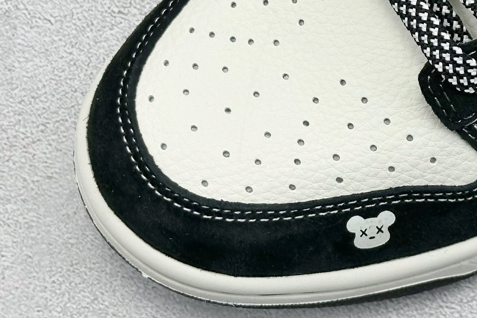 240 XC版Nike SB Dunk Low“KAWS联名——小熊白勾” 周年高端定制 低帮休闲板鞋 DJ2024-110-Chinese UA Cheap High Quatity Brand Clothes Bags handbags Sneakers wholesale wholesaler seller from China Factory suppliers Fashion Clothing Shoes best Quality Beautiful Price 240 XC版Nike SB Dunk Low“KAWS联名——小熊白勾” 周年高端定制 低帮休闲板鞋 DJ2024-110