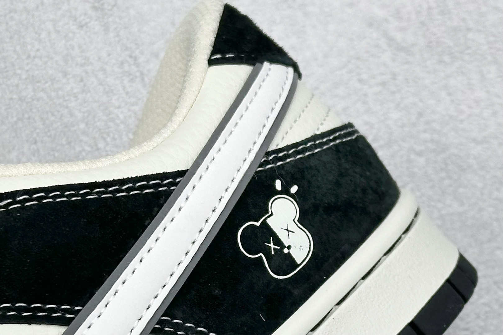 240 XC版Nike SB Dunk Low“KAWS联名——小熊白勾” 周年高端定制 低帮休闲板鞋 DJ2024-110-Chinese UA Cheap High Quatity Brand Clothes Bags handbags Sneakers wholesale wholesaler seller from China Factory suppliers Fashion Clothing Shoes best Quality Beautiful Price 240 XC版Nike SB Dunk Low“KAWS联名——小熊白勾” 周年高端定制 低帮休闲板鞋 DJ2024-110