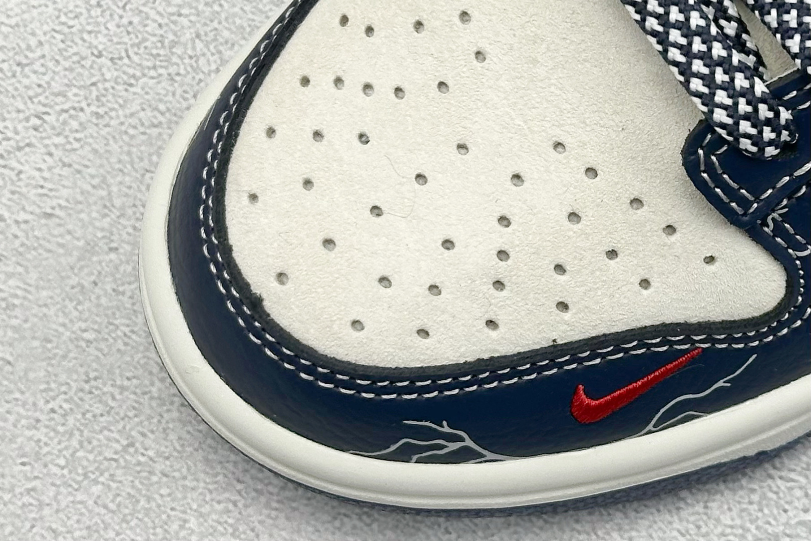 240 XC版Nk SB Dunk Low 闪电联名 素描藏蓝勾 周年高端定制 低帮休闲板鞋 DJ2024-107-Chinese UA Cheap High Quatity Brand Clothes Bags handbags Sneakers wholesale wholesaler seller from China Factory suppliers Fashion Clothing Shoes best Quality Beautiful Price 240 XC版Nk SB Dunk Low 闪电联名 素描藏蓝勾 周年高端定制 低帮休闲板鞋 DJ2024-107