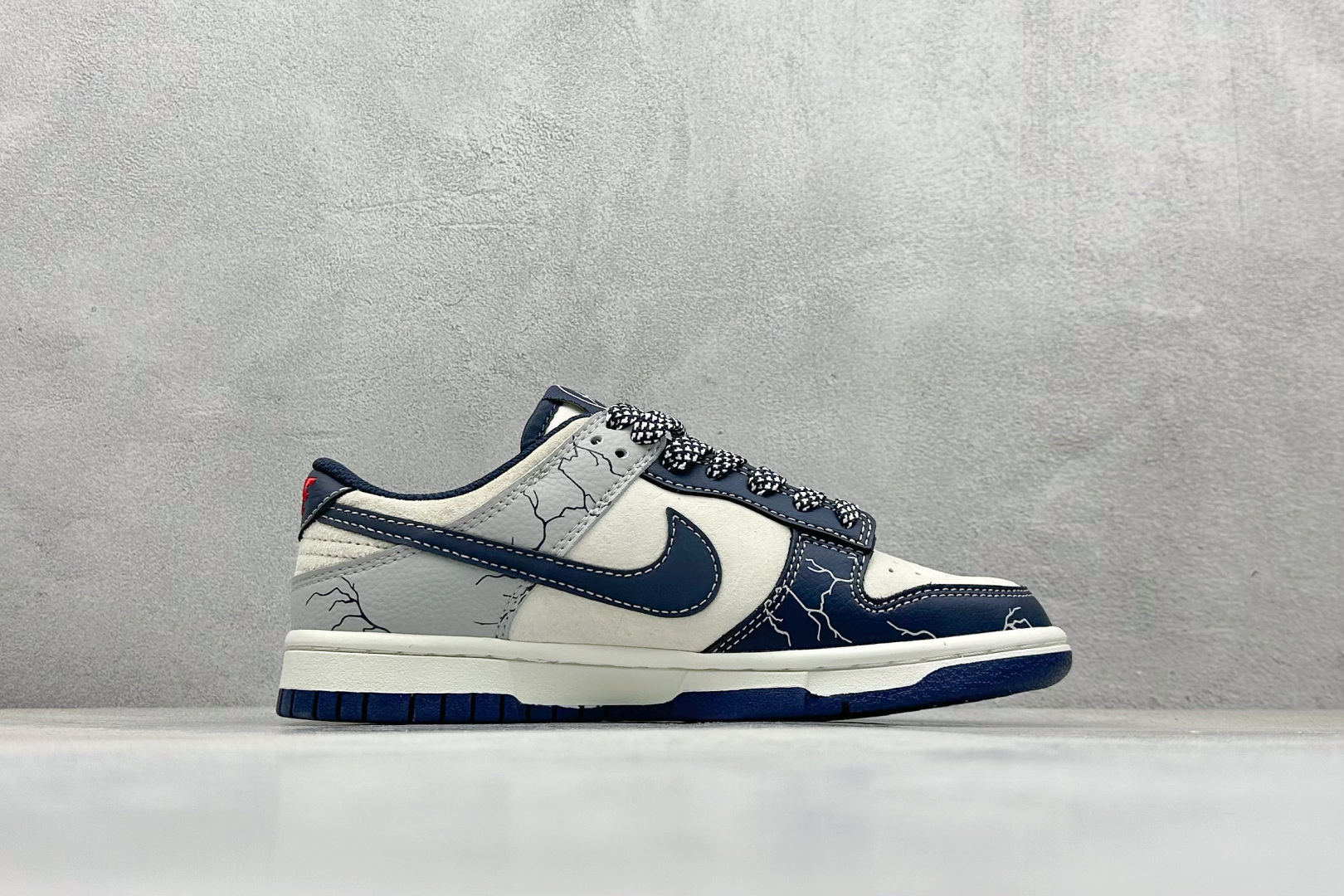 240 XC版Nk SB Dunk Low 闪电联名 素描藏蓝勾 周年高端定制 低帮休闲板鞋 DJ2024-107-Chinese UA Cheap High Quatity Brand Clothes Bags handbags Sneakers wholesale wholesaler seller from China Factory suppliers Fashion Clothing Shoes best Quality Beautiful Price 240 XC版Nk SB Dunk Low 闪电联名 素描藏蓝勾 周年高端定制 低帮休闲板鞋 DJ2024-107