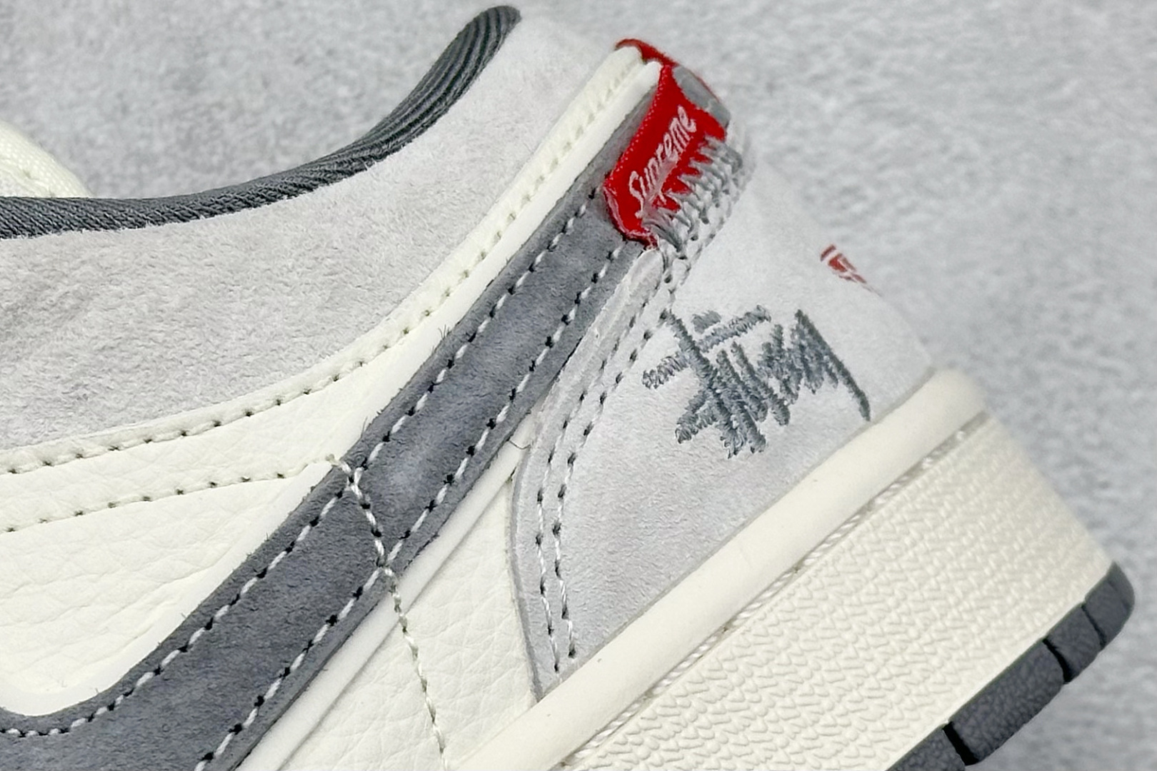 280 XC版Air Jordan 1 Low AJ1 乔1 斯图西联名 红标米灰猪八 高端定制 低帮复古篮球鞋 YX5066-305-Chinese UA Cheap High Quatity Brand Clothes Bags handbags Sneakers wholesale wholesaler seller from China Factory suppliers Fashion Clothing Shoes best Quality Beautiful Price 280 XC版Air Jordan 1 Low AJ1 乔1 斯图西联名 红标米灰猪八 高端定制 低帮复古篮球鞋 YX5066-305