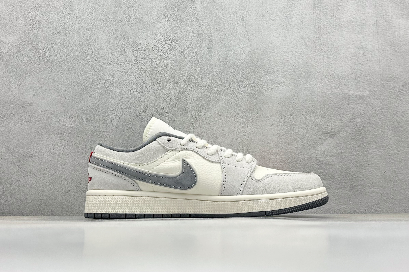 280 XC版Air Jordan 1 Low AJ1 乔1 斯图西联名 红标米灰猪八 高端定制 低帮复古篮球鞋 YX5066-305-Chinese UA Cheap High Quatity Brand Clothes Bags handbags Sneakers wholesale wholesaler seller from China Factory suppliers Fashion Clothing Shoes best Quality Beautiful Price 280 XC版Air Jordan 1 Low AJ1 乔1 斯图西联名 红标米灰猪八 高端定制 低帮复古篮球鞋 YX5066-305