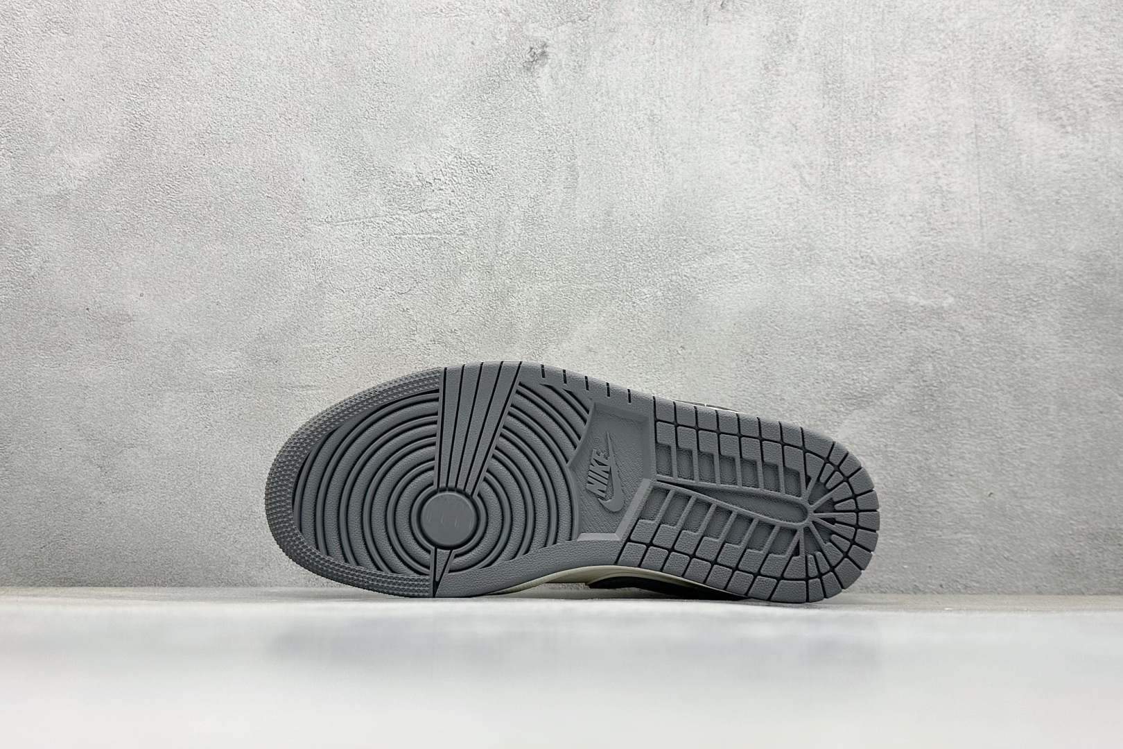 280 XC版Air Jordan 1 Low AJ1 乔1 斯图西联名 红标米灰猪八 高端定制 低帮复古篮球鞋 YX5066-305-Chinese UA Cheap High Quatity Brand Clothes Bags handbags Sneakers wholesale wholesaler seller from China Factory suppliers Fashion Clothing Shoes best Quality Beautiful Price 280 XC版Air Jordan 1 Low AJ1 乔1 斯图西联名 红标米灰猪八 高端定制 低帮复古篮球鞋 YX5066-305