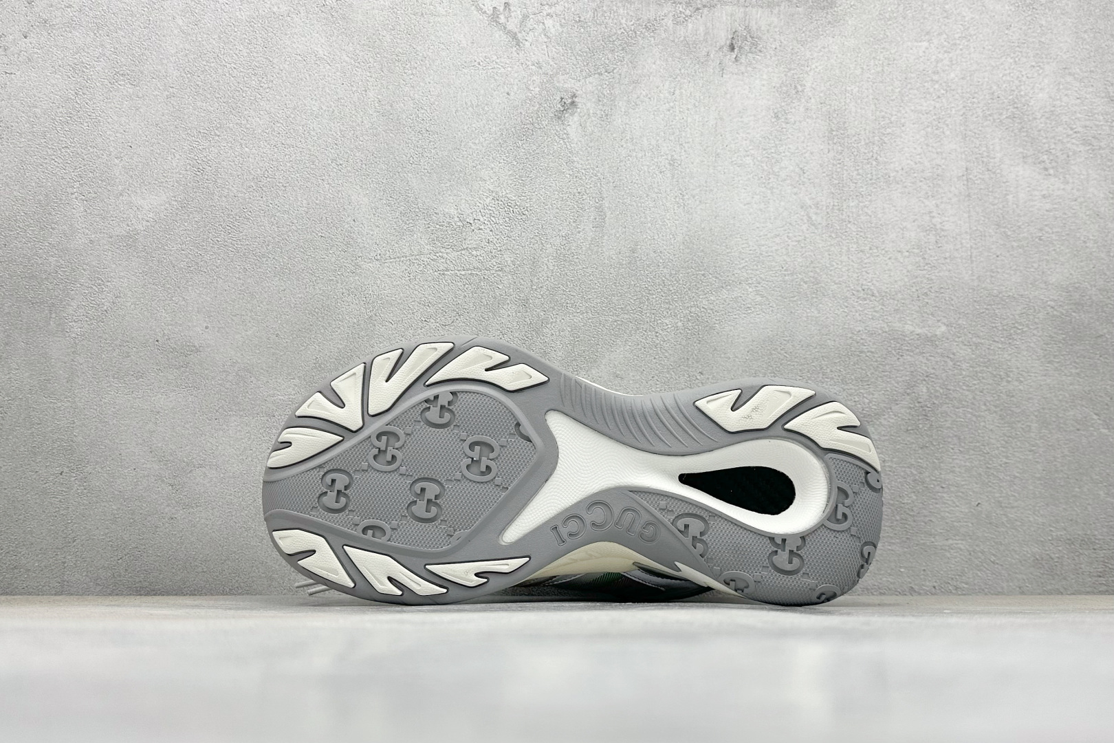 380 Gucci Rhyton Vintage 古驰皮革角状复古老爹休闲运动慢跑鞋