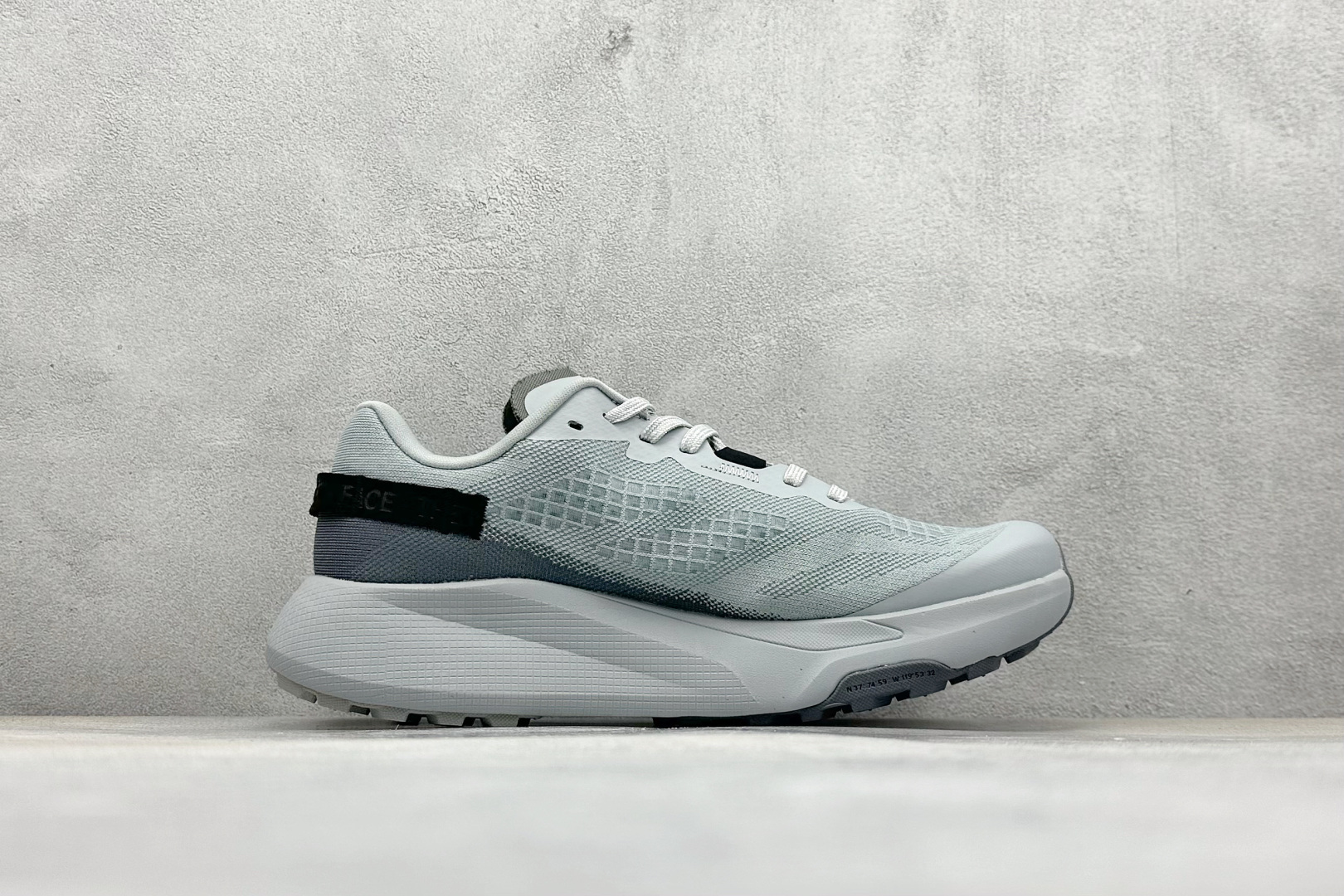 220 北面/The North Face Altamesa 300 阿尔塔梅萨300系列仿泼水 低帮徒步户外风登山休闲运动鞋 NF0A8A9RRO5-090