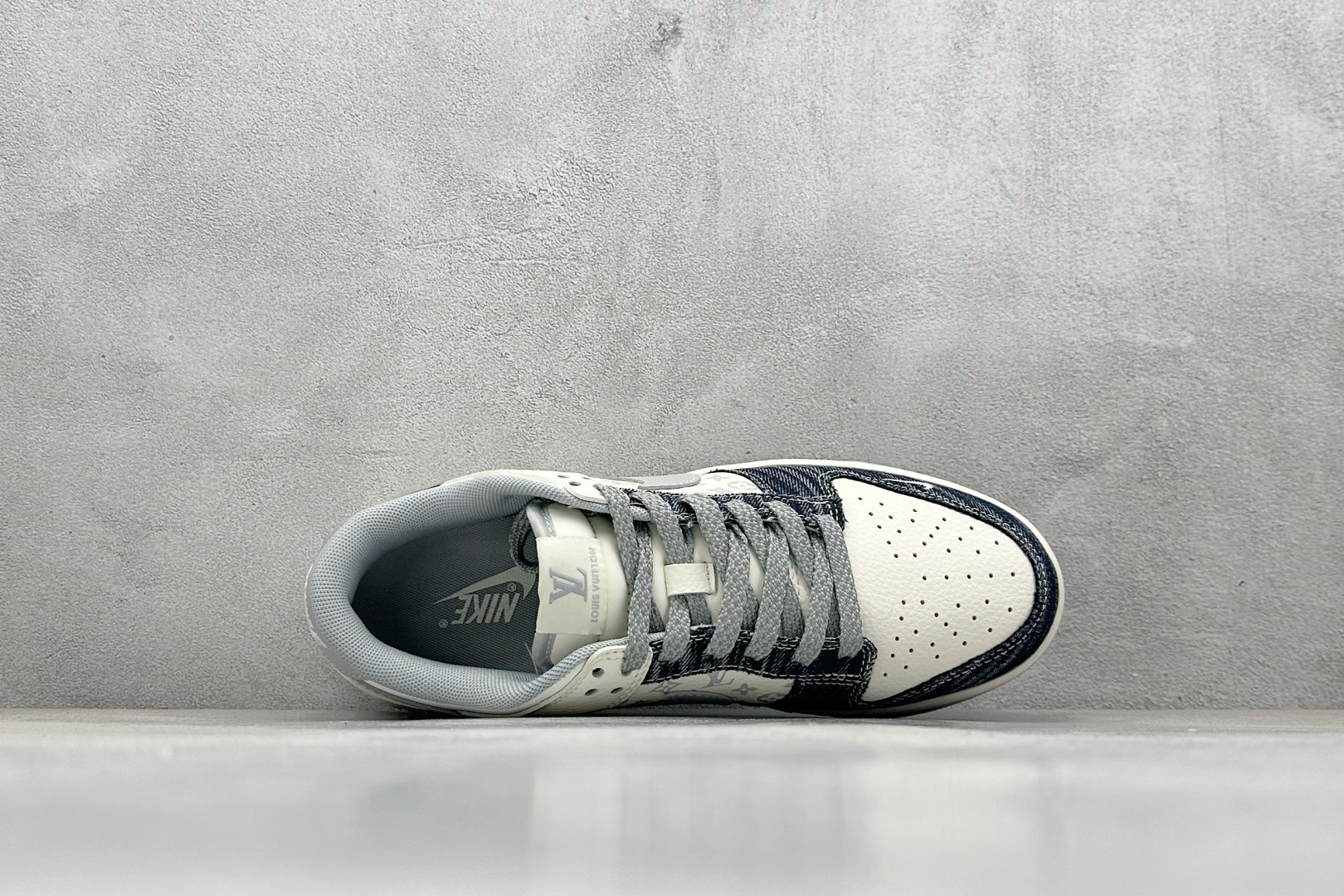 280 Nike Air Dunk LOW 1“LV联名——牛仔蓝灰勾 ” 经典牛仔蓝搭配 满天星鞋带 JP1628-018-Chinese  UA Cheap High Quatity Brand  Clothes Bags handbags Sneakers wholesale wholesaler seller from China Factory suppliers Fashion Clothing  Shoes best Quality Beautiful Price  280 Nike Air Dunk LOW 1“LV联名——牛仔蓝灰勾 ” 经典牛仔蓝搭配 满天星鞋带 JP1628-018
