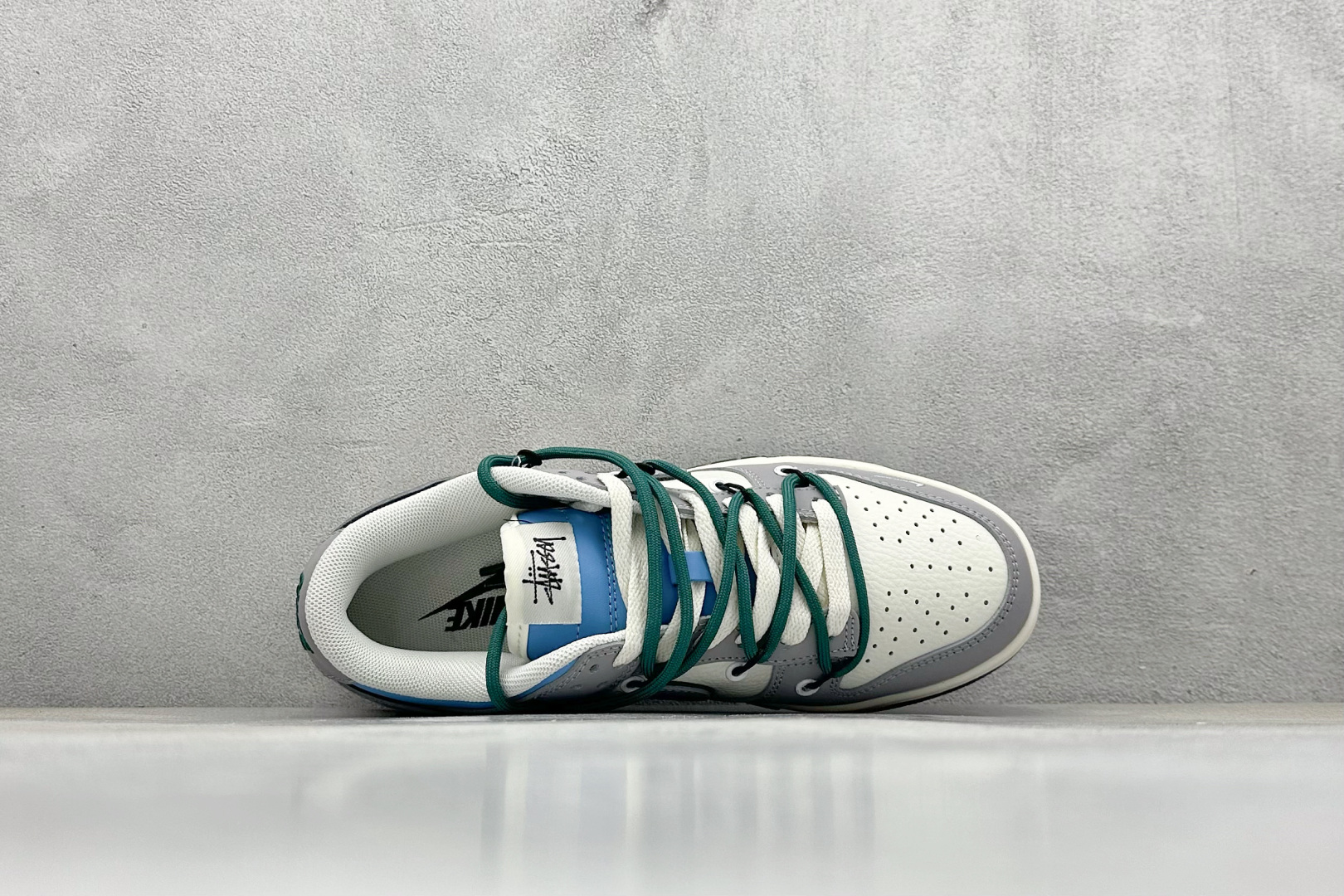 280 Nike SB Dunk Low x Stussy 灰白小勾绑带 FX1588-403-Chinese  UA Cheap High Quatity Brand  Clothes Bags handbags Sneakers wholesale wholesaler seller from China Factory suppliers Fashion Clothing  Shoes best Quality Beautiful Price  280 Nike SB Dunk Low x Stussy 灰白小勾绑带 FX1588-403