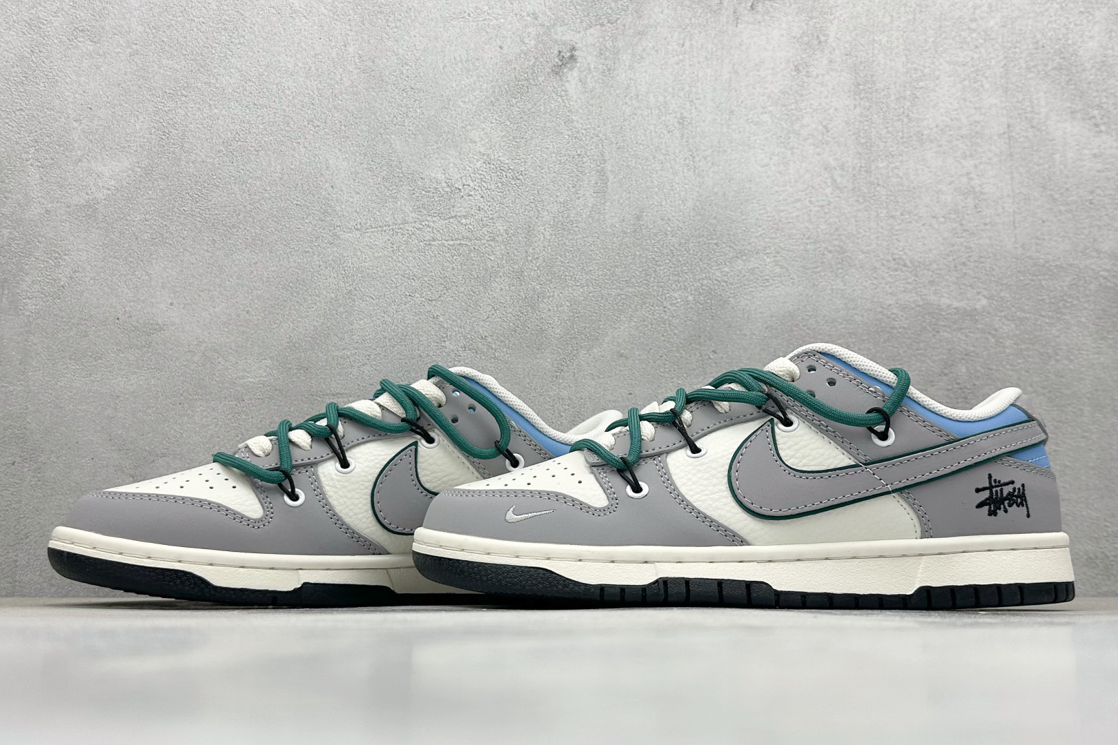 280 Nike SB Dunk Low x Stussy 灰白小勾绑带 FX1588-403-Chinese  UA Cheap High Quatity Brand  Clothes Bags handbags Sneakers wholesale wholesaler seller from China Factory suppliers Fashion Clothing  Shoes best Quality Beautiful Price  280 Nike SB Dunk Low x Stussy 灰白小勾绑带 FX1588-403