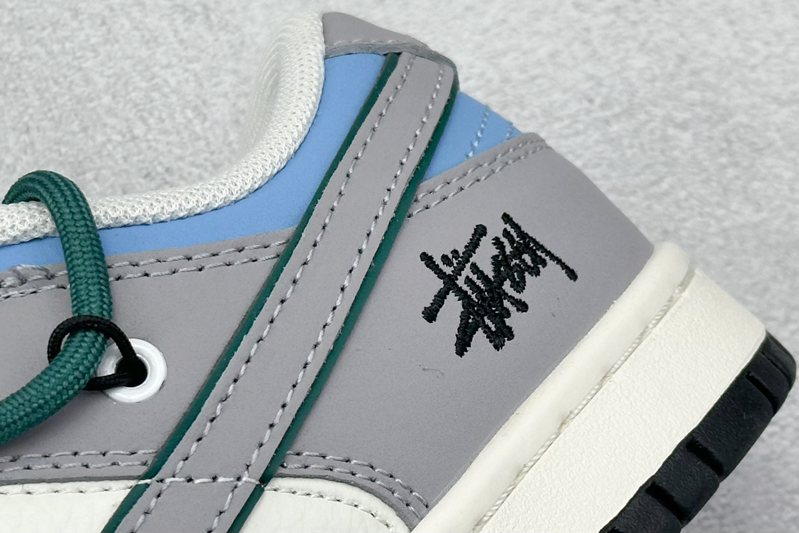 280 Nike SB Dunk Low x Stussy 灰白小勾绑带 FX1588-403-Chinese  UA Cheap High Quatity Brand  Clothes Bags handbags Sneakers wholesale wholesaler seller from China Factory suppliers Fashion Clothing  Shoes best Quality Beautiful Price  280 Nike SB Dunk Low x Stussy 灰白小勾绑带 FX1588-403