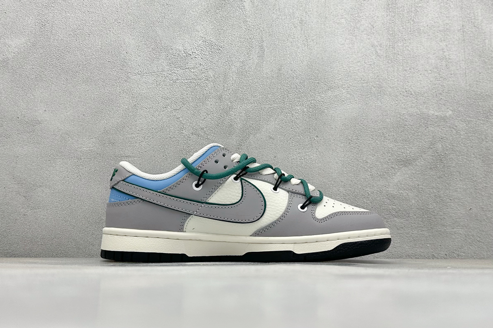 280 Nike SB Dunk Low x Stussy 灰白小勾绑带 FX1588-403-Chinese  UA Cheap High Quatity Brand  Clothes Bags handbags Sneakers wholesale wholesaler seller from China Factory suppliers Fashion Clothing  Shoes best Quality Beautiful Price  280 Nike SB Dunk Low x Stussy 灰白小勾绑带 FX1588-403