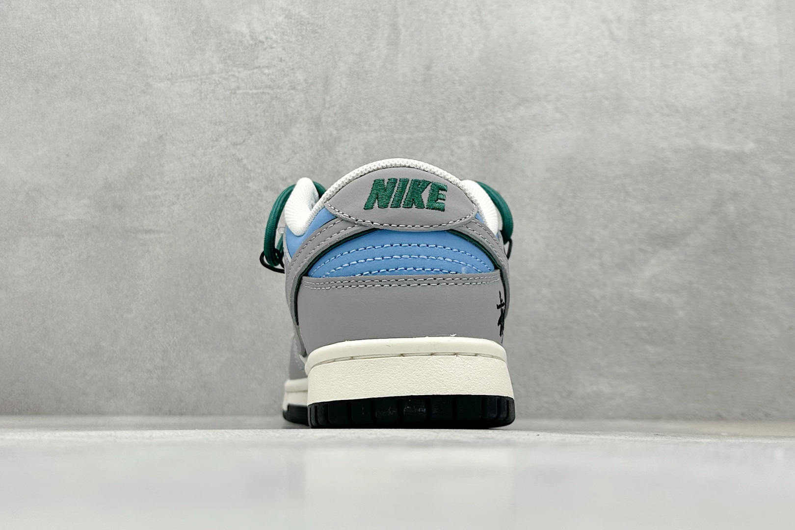 280 Nike SB Dunk Low x Stussy 灰白小勾绑带 FX1588-403-Chinese  UA Cheap High Quatity Brand  Clothes Bags handbags Sneakers wholesale wholesaler seller from China Factory suppliers Fashion Clothing  Shoes best Quality Beautiful Price  280 Nike SB Dunk Low x Stussy 灰白小勾绑带 FX1588-403