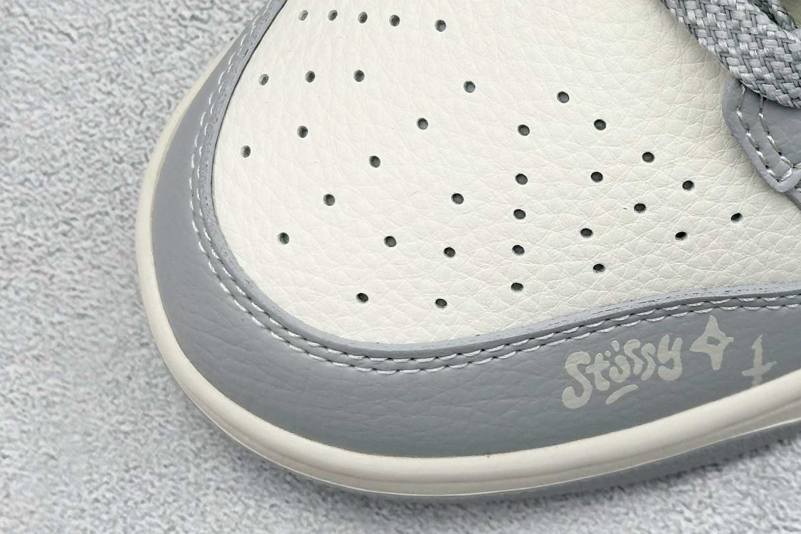 260 Nike SB Dunk Low x Stussy 灰白蝴蝶 HS8068-032