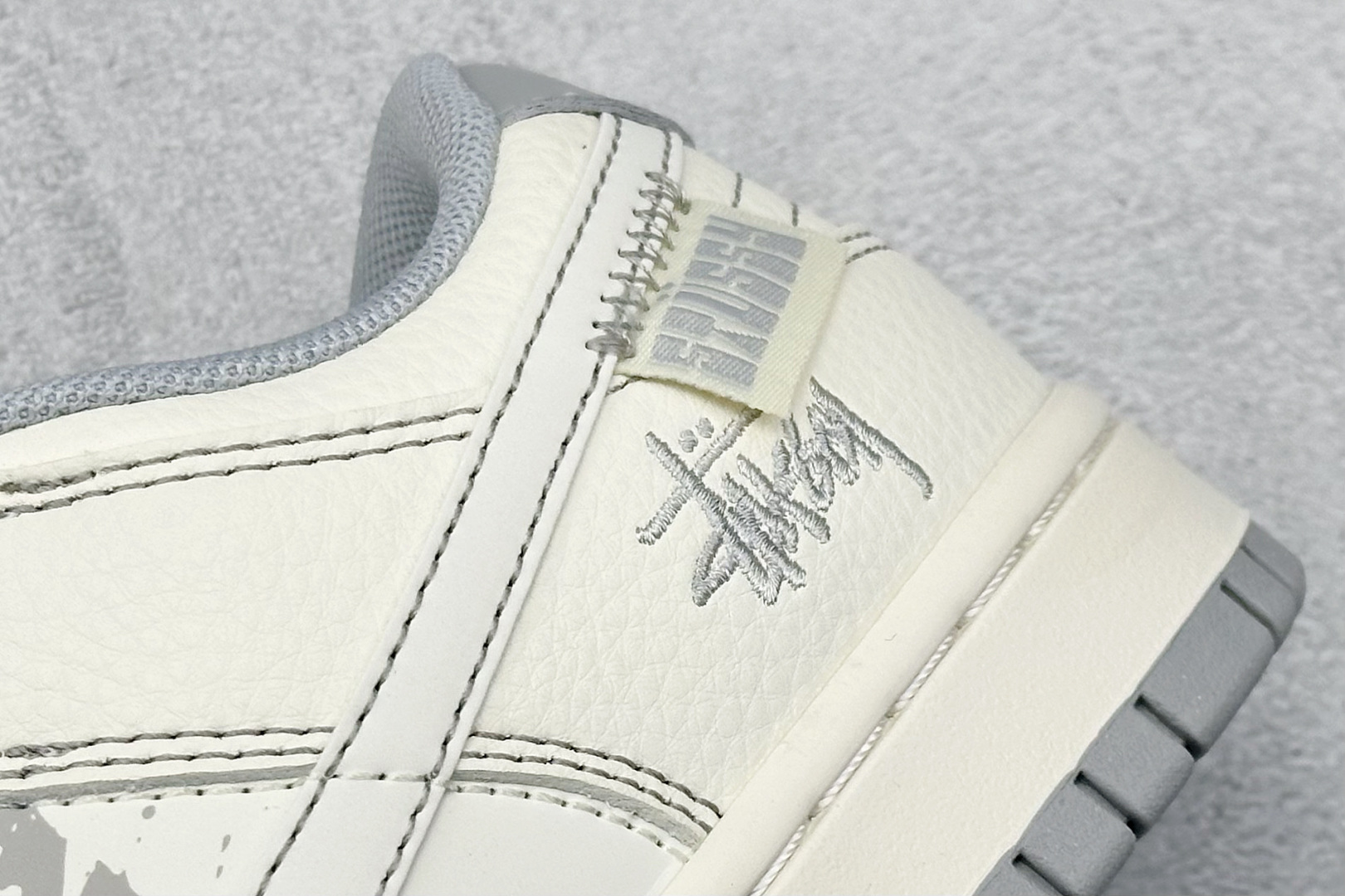 260 Nike SB Dunk Low x Stussy 灰白蝴蝶 HS8068-032