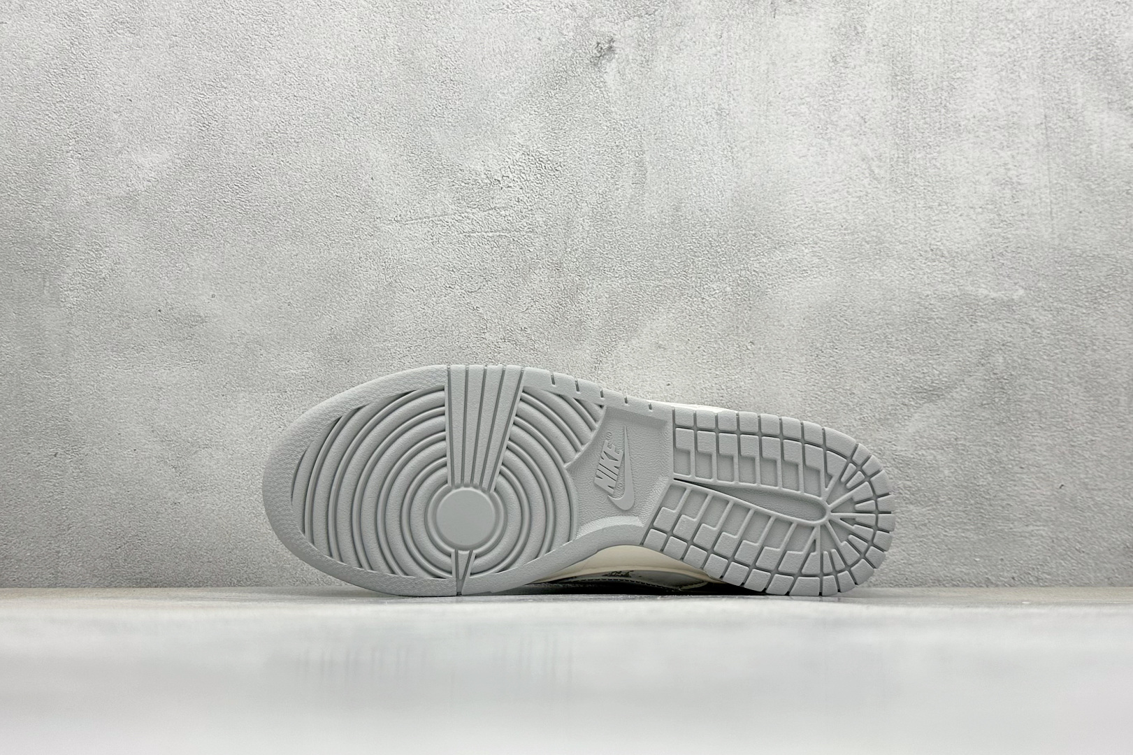 260 Nike SB Dunk Low x Stussy 灰白蝴蝶 HS8068-032