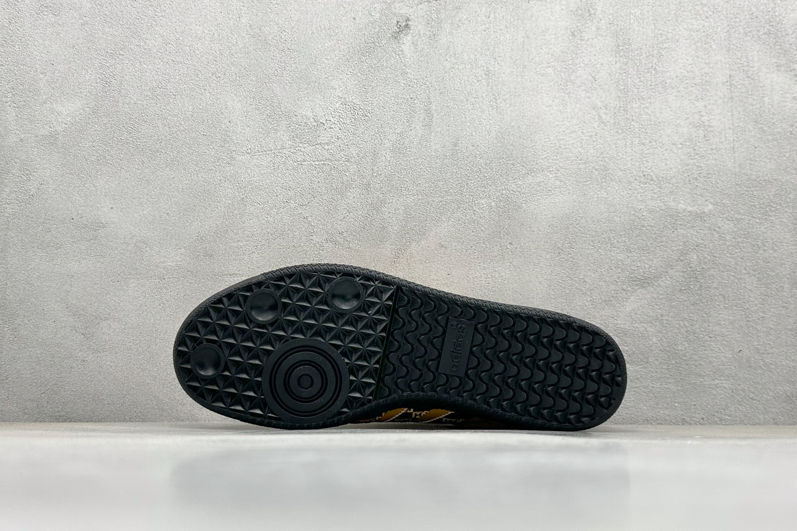 220 adidas originals Samba OG x KITH 棕黑 桑巴舞系列复古经典轻便板鞋 XR0011-Chinese  UA Cheap High Quatity Brand  Clothes Bags handbags Sneakers wholesale wholesaler seller from China Factory suppliers Fashion Clothing  Shoes best Quality Beautiful Price  220 adidas originals Samba OG x KITH 棕黑 桑巴舞系列复古经典轻便板鞋 XR0011