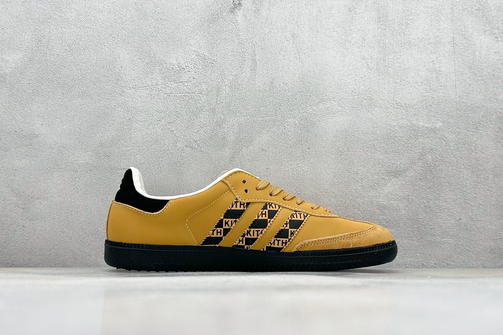 220 adidas originals Samba OG x KITH 棕黑 桑巴舞系列复古经典轻便板鞋 XR0011-Chinese  UA Cheap High Quatity Brand  Clothes Bags handbags Sneakers wholesale wholesaler seller from China Factory suppliers Fashion Clothing  Shoes best Quality Beautiful Price  220 adidas originals Samba OG x KITH 棕黑 桑巴舞系列复古经典轻便板鞋 XR0011