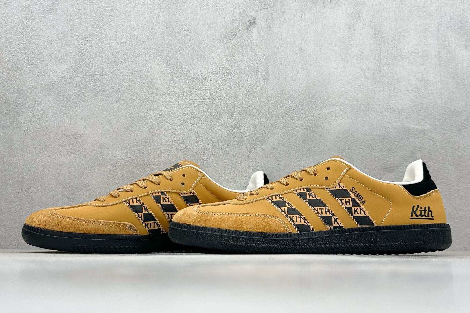 220 adidas originals Samba OG x KITH 棕黑 桑巴舞系列复古经典轻便板鞋 XR0011-Chinese  UA Cheap High Quatity Brand  Clothes Bags handbags Sneakers wholesale wholesaler seller from China Factory suppliers Fashion Clothing  Shoes best Quality Beautiful Price  220 adidas originals Samba OG x KITH 棕黑 桑巴舞系列复古经典轻便板鞋 XR0011