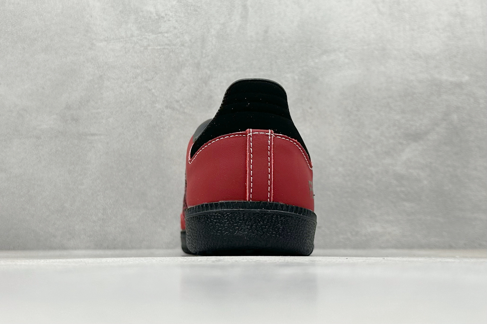 220 adidas originals Samba OG x FENDI 红黑 桑巴舞系列复古经典轻便板鞋 XR0007-Chinese  UA Cheap High Quatity Brand  Clothes Bags handbags Sneakers wholesale wholesaler seller from China Factory suppliers Fashion Clothing  Shoes best Quality Beautiful Price  220 adidas originals Samba OG x FENDI 红黑 桑巴舞系列复古经典轻便板鞋 XR0007