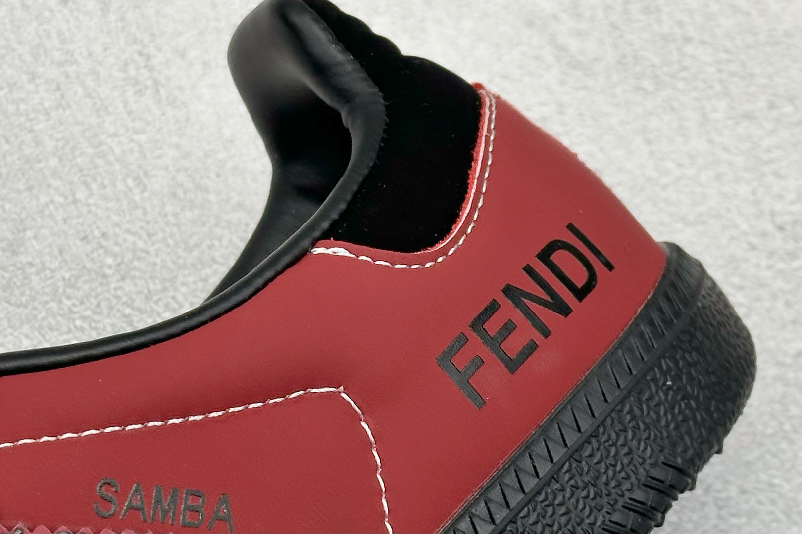 220 adidas originals Samba OG x FENDI 红黑 桑巴舞系列复古经典轻便板鞋 XR0007-Chinese  UA Cheap High Quatity Brand  Clothes Bags handbags Sneakers wholesale wholesaler seller from China Factory suppliers Fashion Clothing  Shoes best Quality Beautiful Price  220 adidas originals Samba OG x FENDI 红黑 桑巴舞系列复古经典轻便板鞋 XR0007