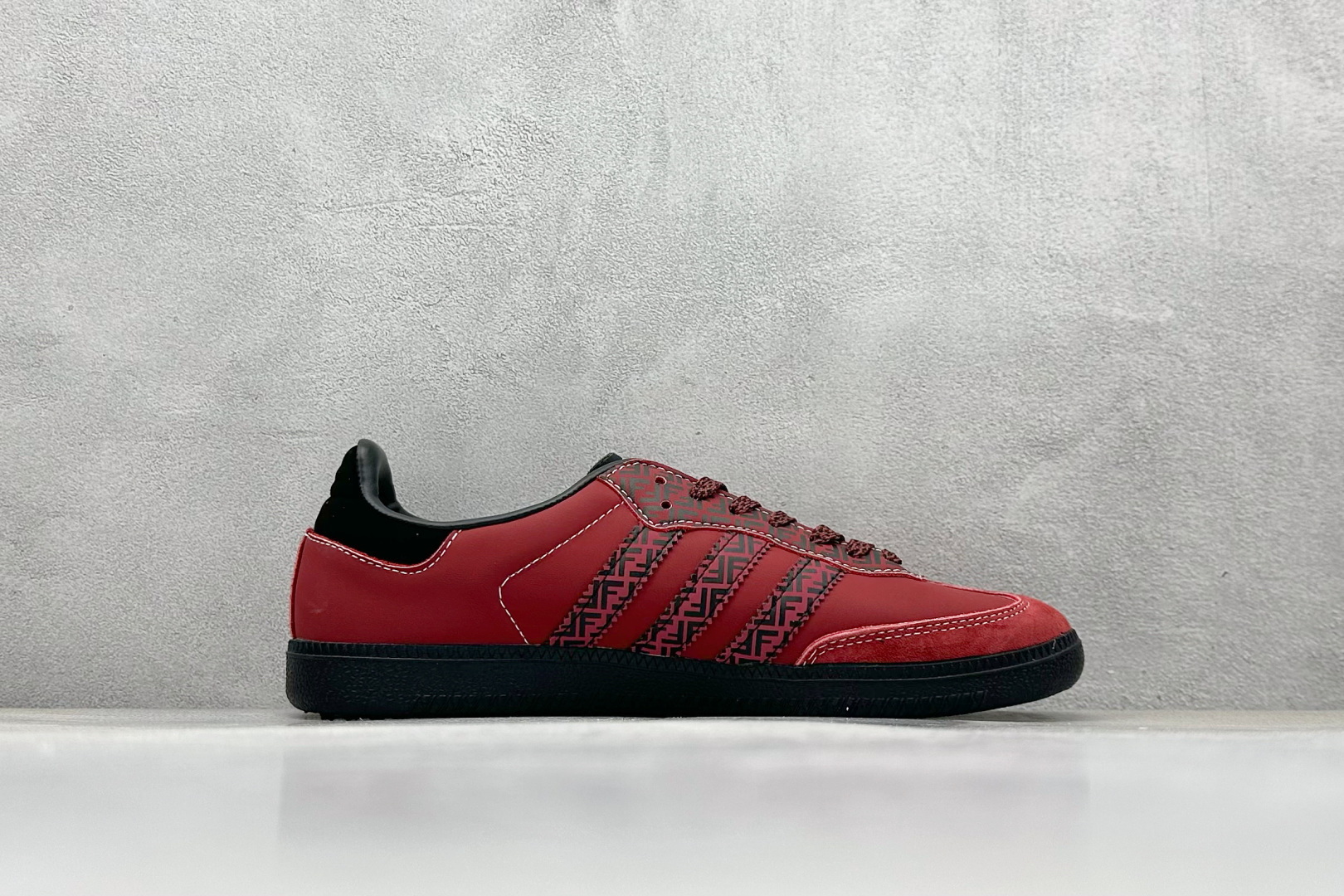 220 adidas originals Samba OG x FENDI 红黑 桑巴舞系列复古经典轻便板鞋 XR0007-Chinese  UA Cheap High Quatity Brand  Clothes Bags handbags Sneakers wholesale wholesaler seller from China Factory suppliers Fashion Clothing  Shoes best Quality Beautiful Price  220 adidas originals Samba OG x FENDI 红黑 桑巴舞系列复古经典轻便板鞋 XR0007