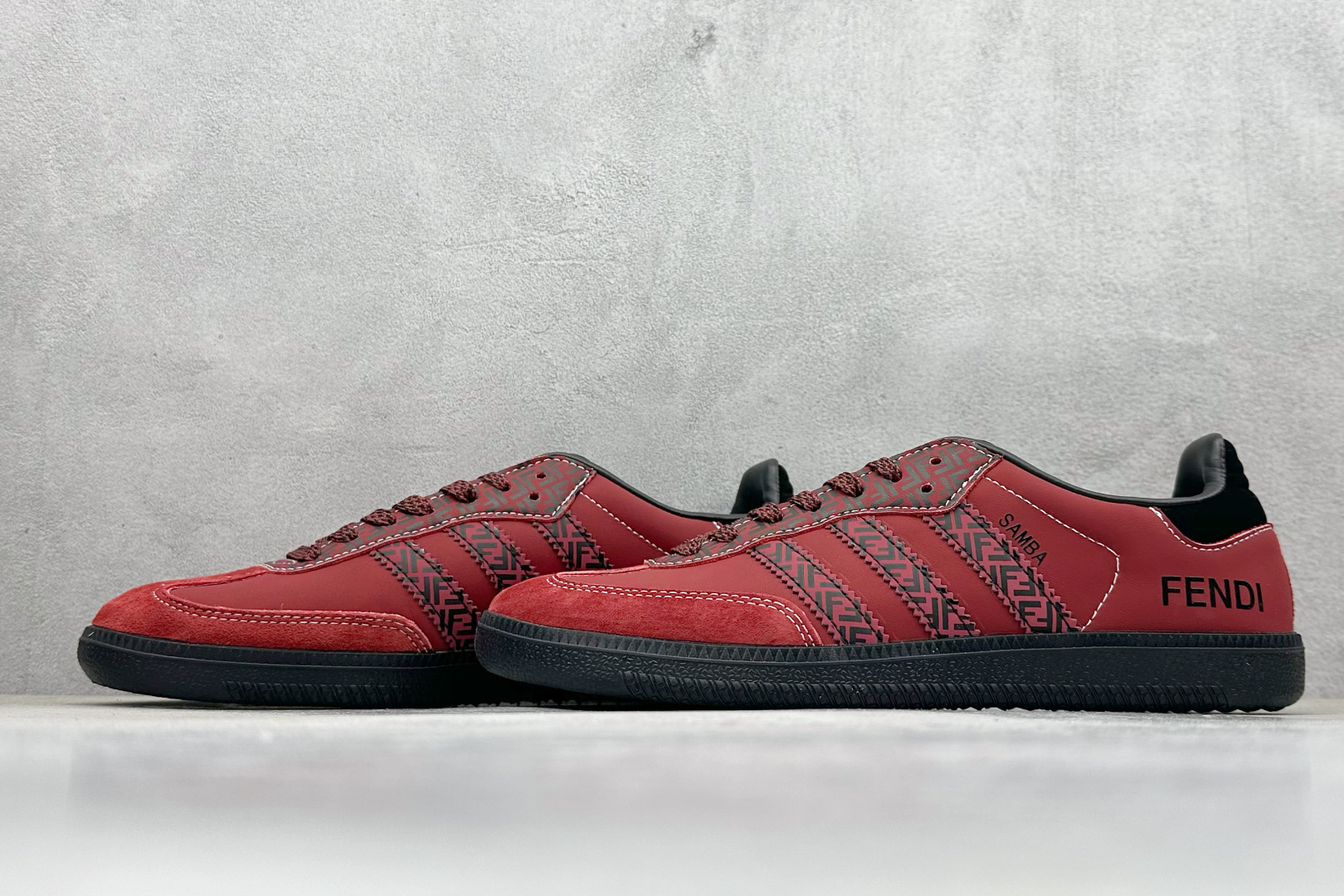 220 adidas originals Samba OG x FENDI 红黑 桑巴舞系列复古经典轻便板鞋 XR0007-Chinese  UA Cheap High Quatity Brand  Clothes Bags handbags Sneakers wholesale wholesaler seller from China Factory suppliers Fashion Clothing  Shoes best Quality Beautiful Price  220 adidas originals Samba OG x FENDI 红黑 桑巴舞系列复古经典轻便板鞋 XR0007