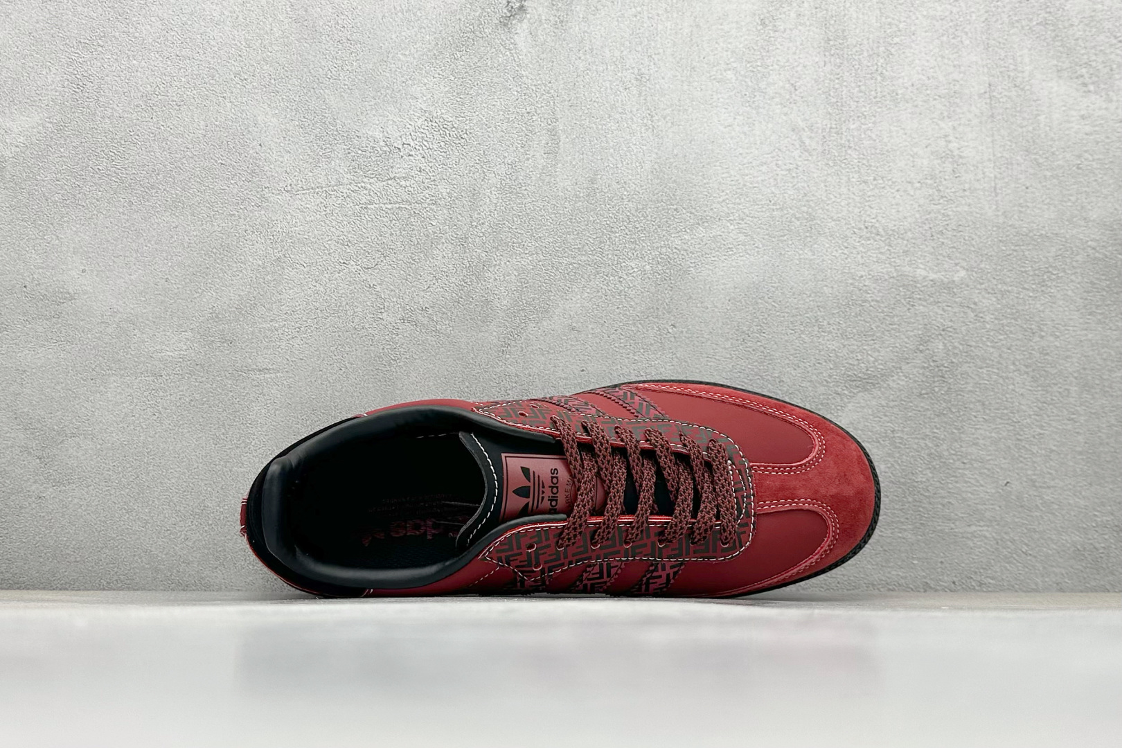 220 adidas originals Samba OG x FENDI 红黑 桑巴舞系列复古经典轻便板鞋 XR0007-Chinese  UA Cheap High Quatity Brand  Clothes Bags handbags Sneakers wholesale wholesaler seller from China Factory suppliers Fashion Clothing  Shoes best Quality Beautiful Price  220 adidas originals Samba OG x FENDI 红黑 桑巴舞系列复古经典轻便板鞋 XR0007