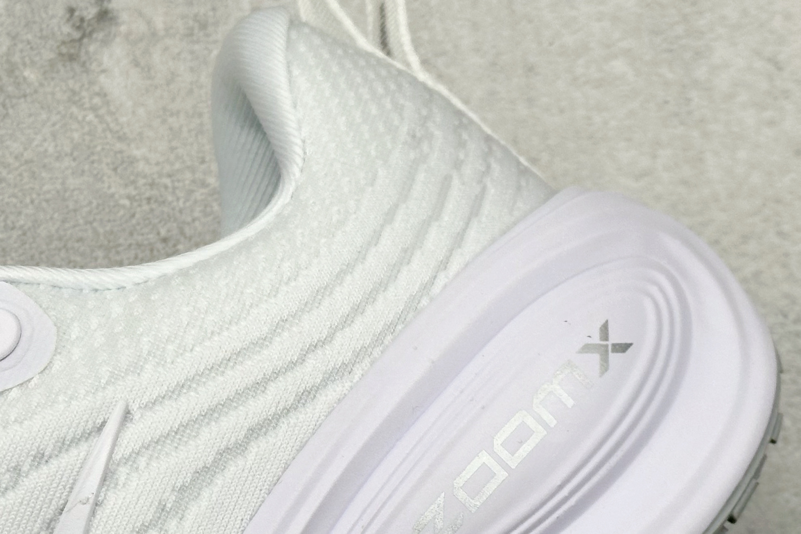 
Nike Air Zoom Vomero PLUS
全新科技提前原鞋开发 运动跑鞋 
区别市面真标版本