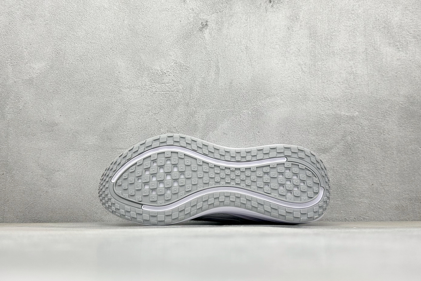 
Nike Air Zoom Vomero PLUS
全新科技提前原鞋开发 运动跑鞋 
区别市面真标版本