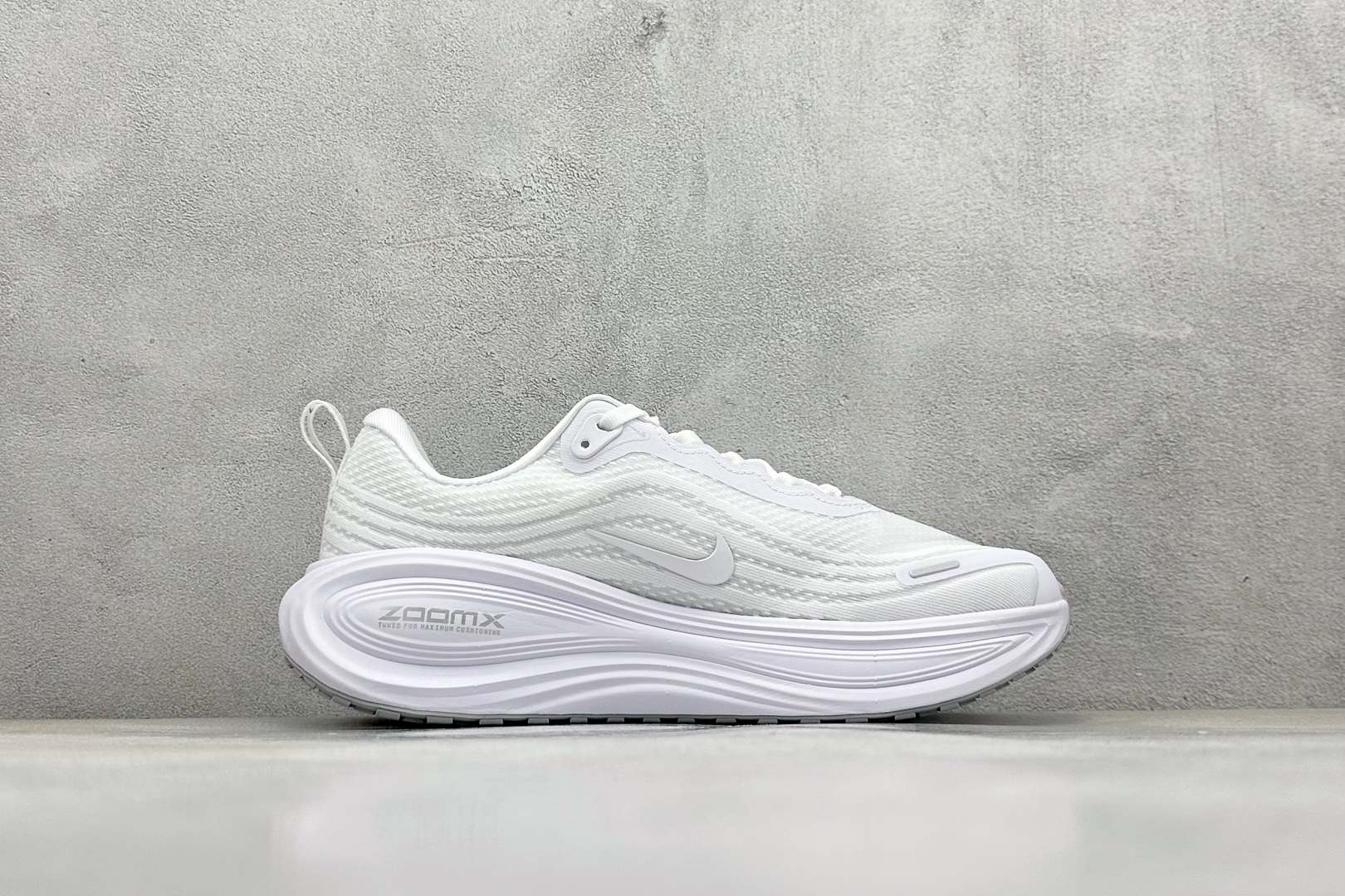 
Nike Air Zoom Vomero PLUS
全新科技提前原鞋开发 运动跑鞋 
区别市面真标版本