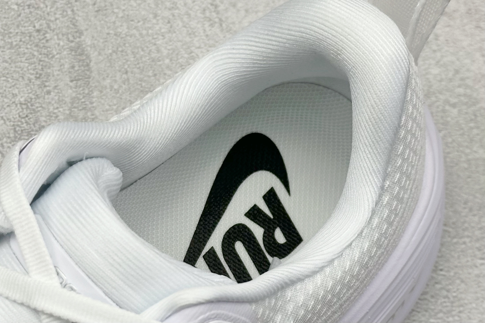 
Nike Air Zoom Vomero PLUS
全新科技提前原鞋开发 运动跑鞋 
区别市面真标版本