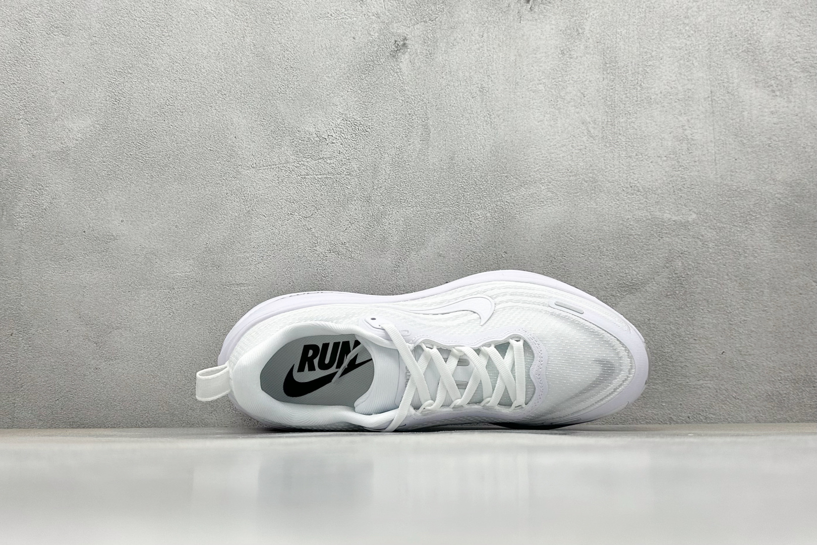 
Nike Air Zoom Vomero PLUS
全新科技提前原鞋开发 运动跑鞋 
区别市面真标版本