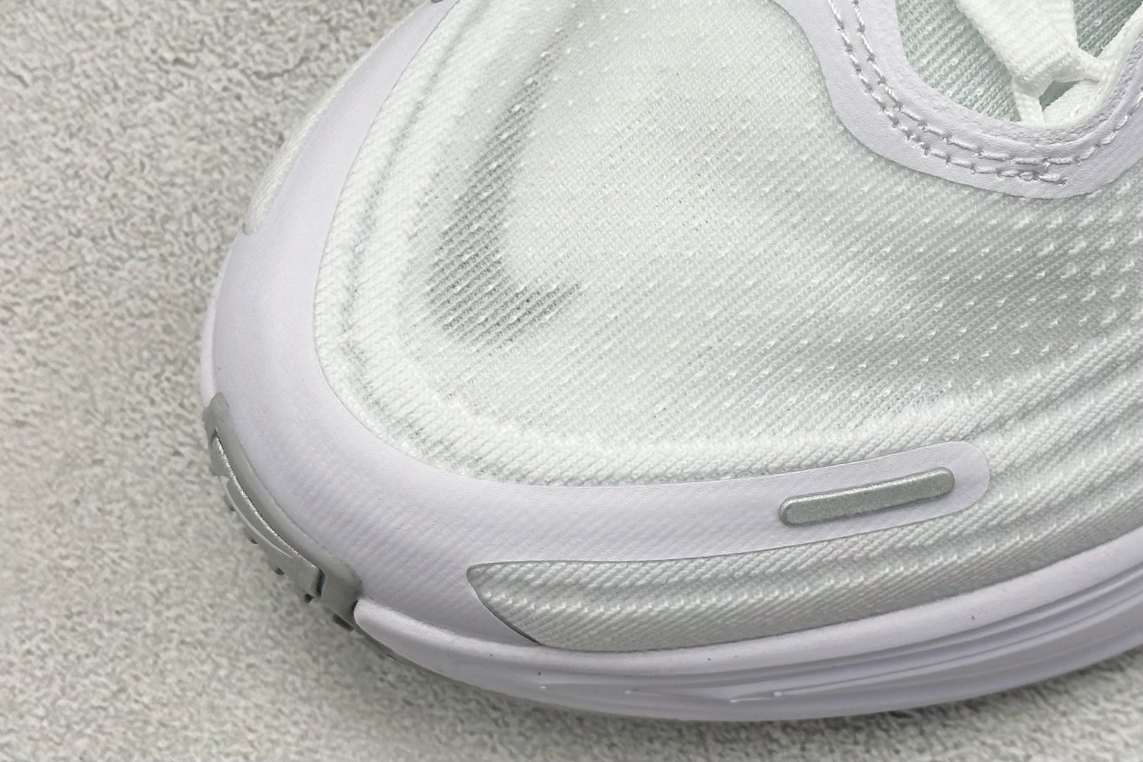 
Nike Air Zoom Vomero PLUS
全新科技提前原鞋开发 运动跑鞋 
区别市面真标版本