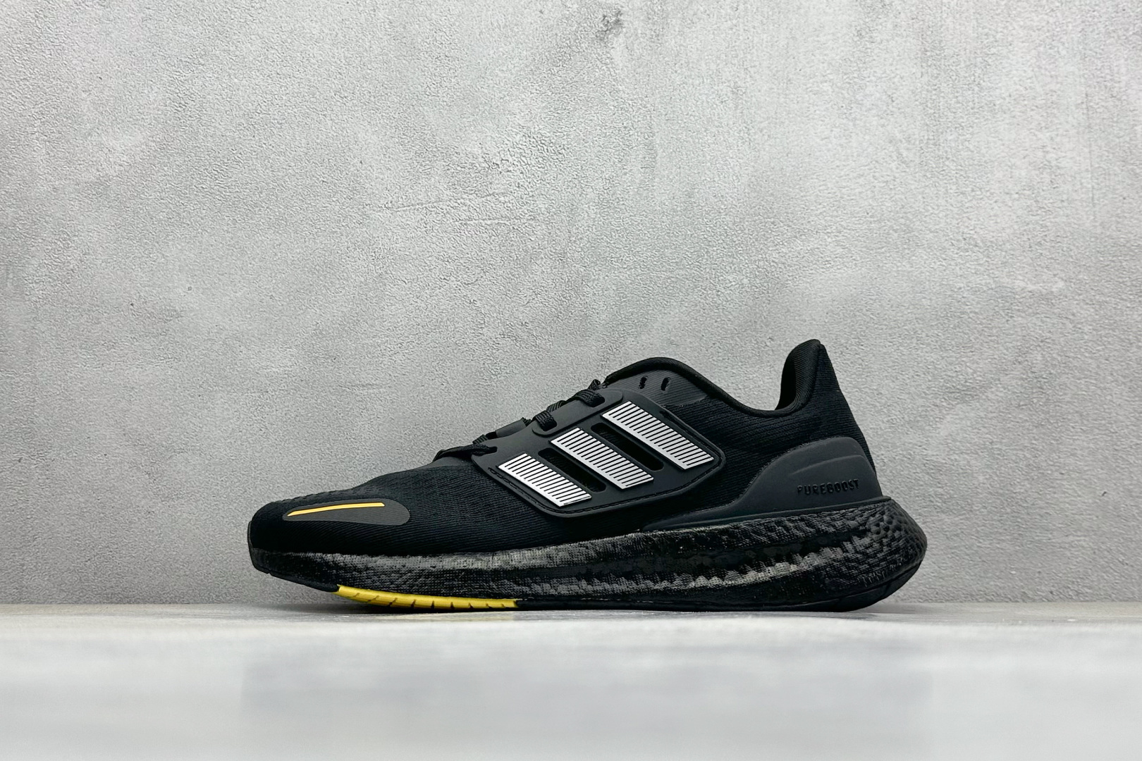 福利特价
AD Pureboost 22 阿迪简约轻便透气爆米花休闲跑鞋
#鞋款保持独特造型以及S型后跟