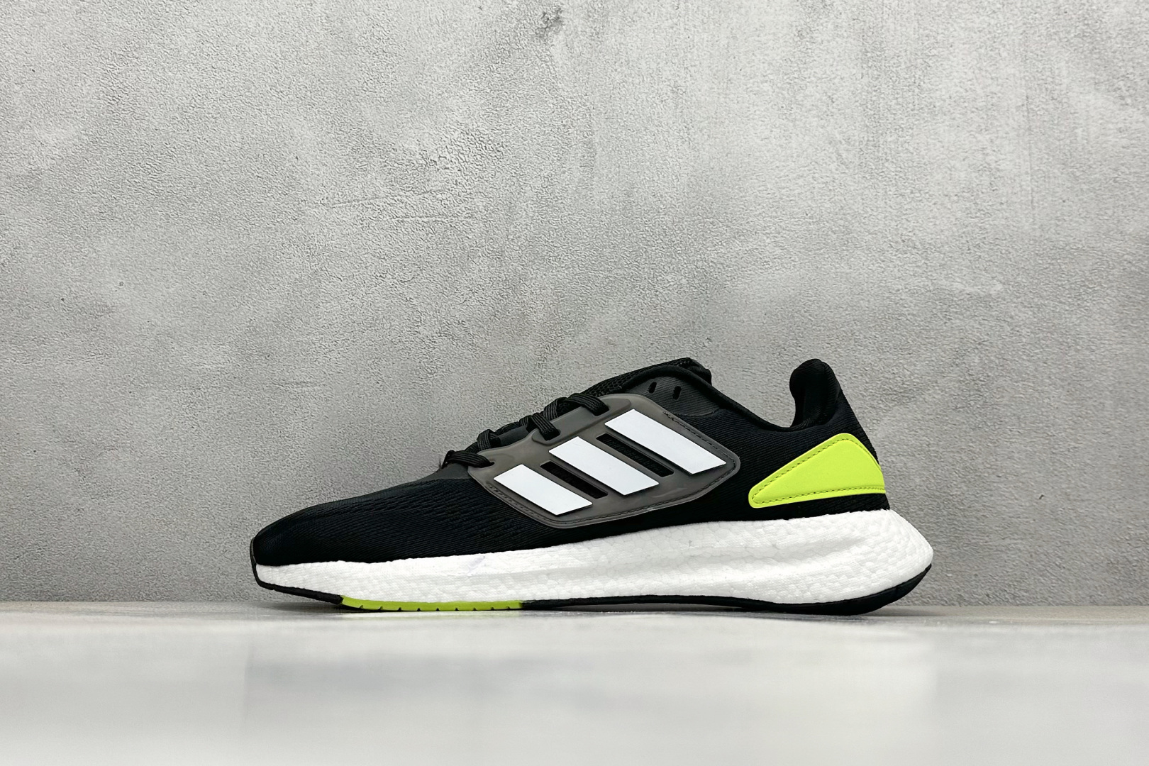 福利特价
AD Pureboost 22 阿迪简约轻便透气爆米花休闲跑鞋
#鞋款保持独特造型以及S型后跟