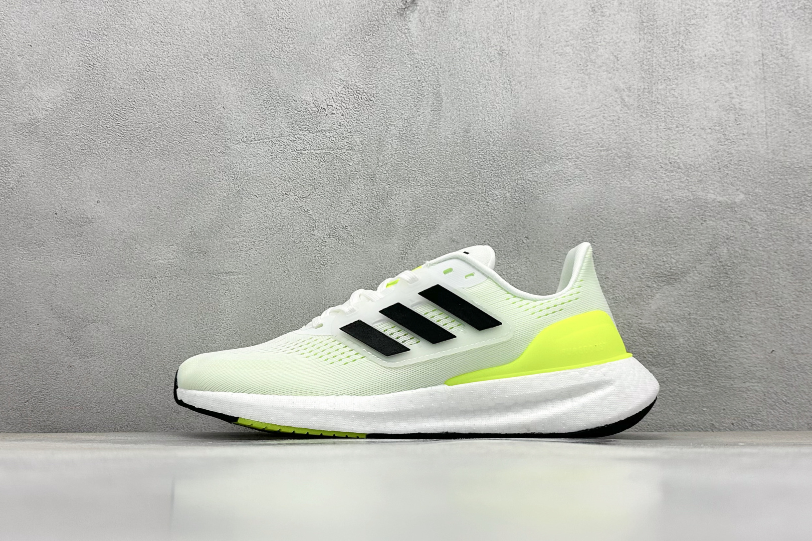 福利特价
AD Pureboost 22 阿迪简约轻便透气爆米花休闲跑鞋
#鞋款保持独特造型以及S型后跟