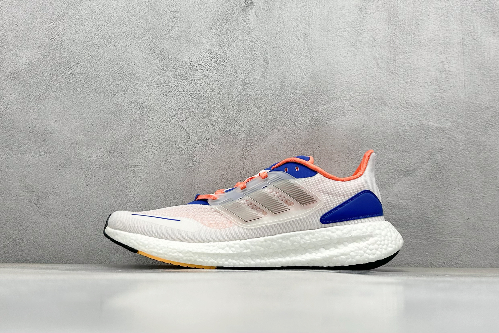 福利特价
AD Pureboost 22 阿迪简约轻便透气爆米花休闲跑鞋
#鞋款保持独特造型以及S型后跟