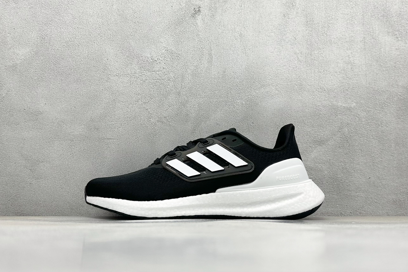 福利特价
AD Pureboost 22 阿迪简约轻便透气爆米花休闲跑鞋
#鞋款保持独特造型以及S型后跟