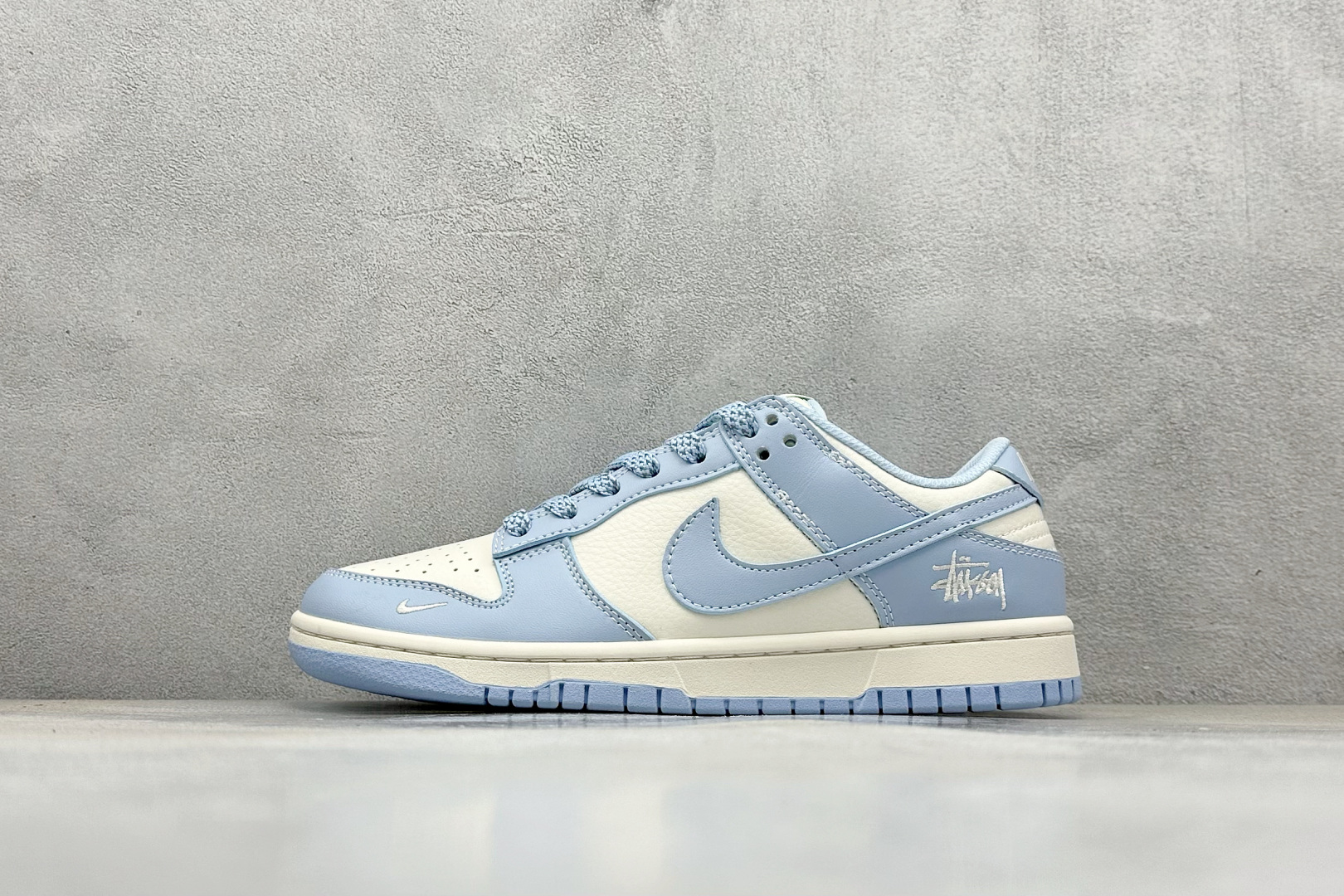 福利特价 终端放店
XC版Nk SB Dunk Low 联名 周年高端定制 低帮休闲板鞋
#定制鞋盒 