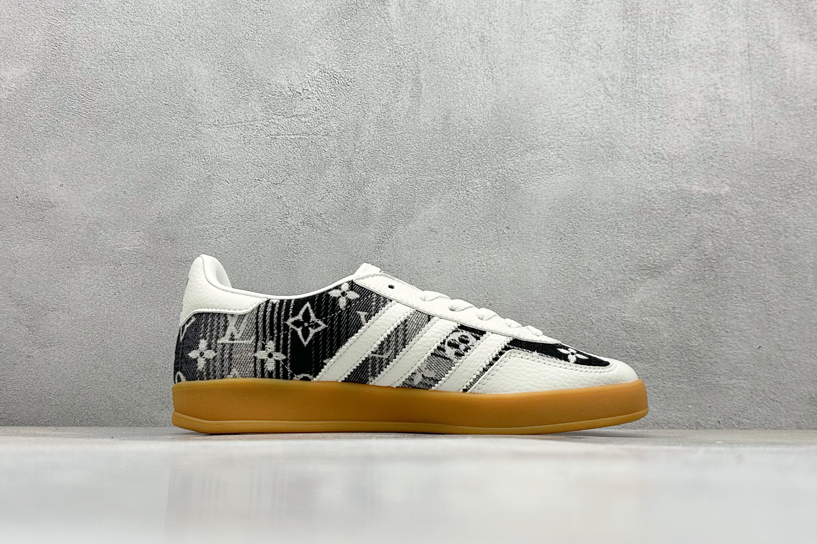 220 SC版AD SAMBA OG x Louis Vuitton 白黑休闲板鞋 SC9207-730