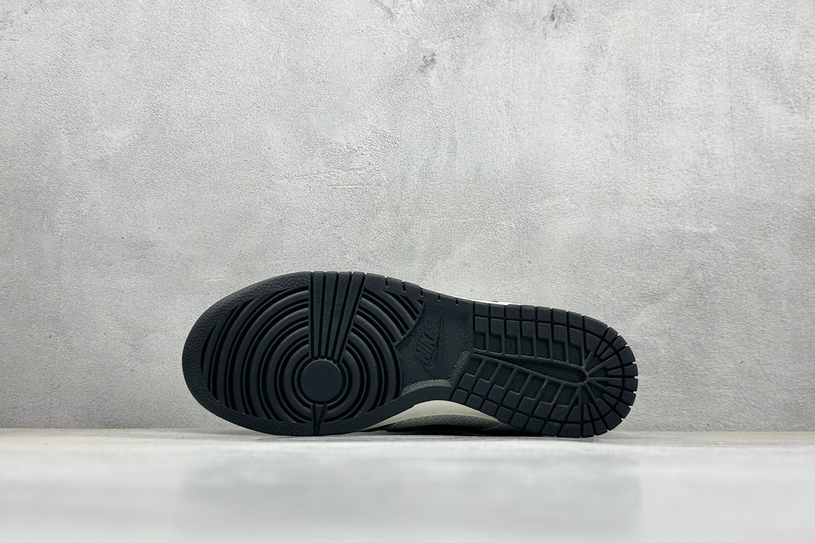 240 XC版Nike SB Dunk Low“纪梵希联名——老花黑勾” 周年高端定制 低帮休闲板鞋 DJ2024-123-Chinese UA Cheap High Quatity Brand Clothes Bags handbags Sneakers wholesale wholesaler seller from China Factory suppliers Fashion Clothing Shoes best Quality Beautiful Price 240 XC版Nike SB Dunk Low“纪梵希联名——老花黑勾” 周年高端定制 低帮休闲板鞋 DJ2024-123