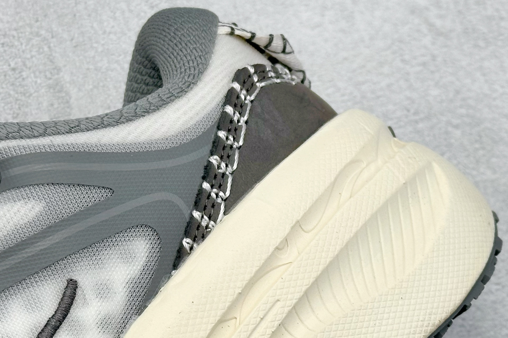 200 YH版HOKA XBON B3LS 鞋头采用牛皮革材质 减震耐磨透气跑步运动鞋 1155351/ARST