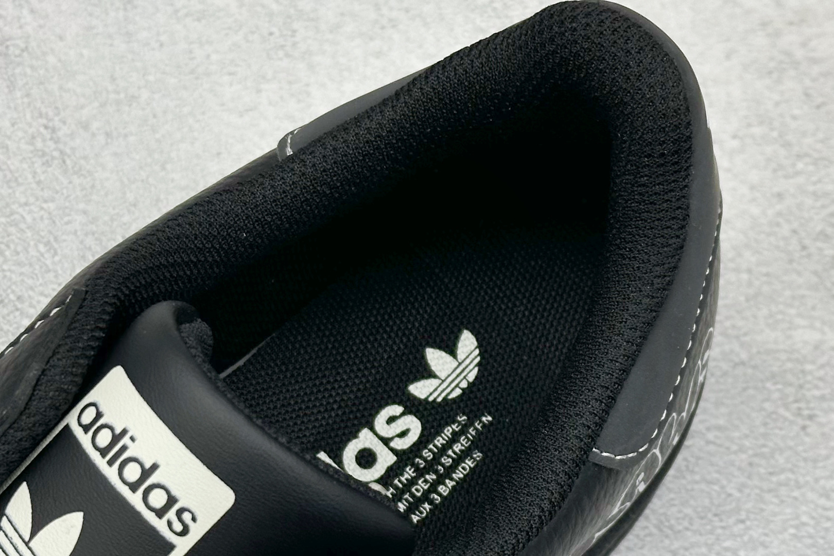 240 AD Originals Superstar x KAWS 黑蓝绿 BZ2533-Chinese  UA Cheap High Quatity Brand  Clothes Bags handbags Sneakers wholesale wholesaler seller from China Factory suppliers Fashion Clothing  Shoes best Quality Beautiful Price  240 AD Originals Superstar x KAWS 黑蓝绿 BZ2533