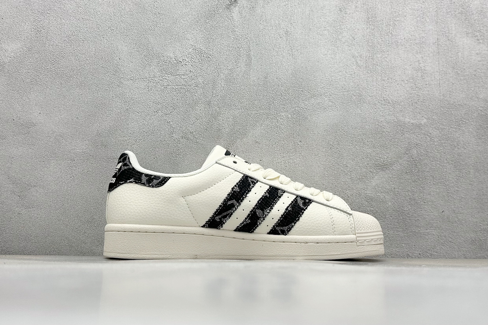 240 AD Originals Superstar x Louis Vuitton 白黑 SD6820-Chinese  UA Cheap High Quatity Brand  Clothes Bags handbags Sneakers wholesale wholesaler seller from China Factory suppliers Fashion Clothing  Shoes best Quality Beautiful Price  240 AD Originals Superstar x Louis Vuitton 白黑 SD6820