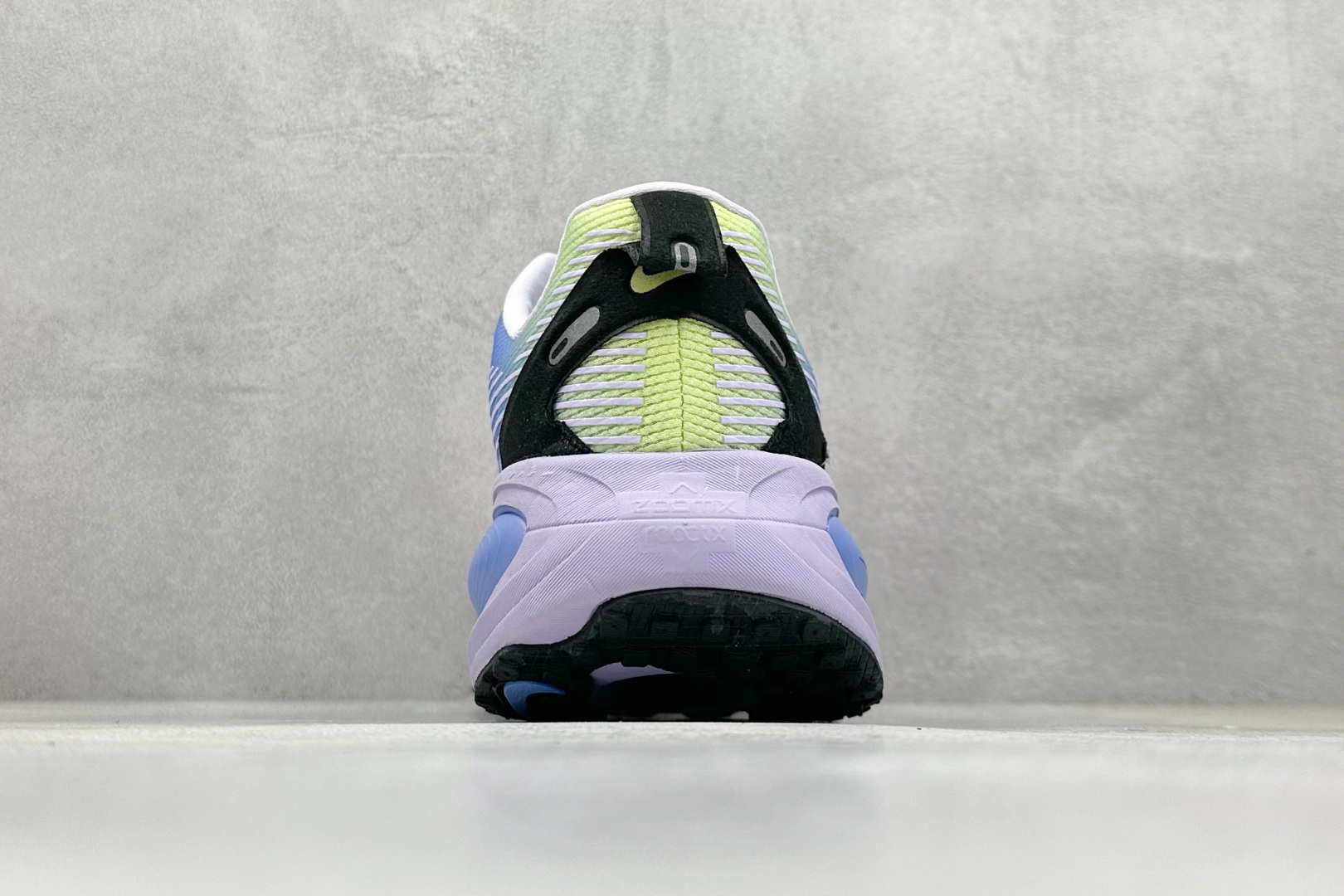 NK Air Zoom Vomero 18 轻便舒适公路跑步鞋
质感柔软 弹力充沛 助力一路畅跑 乐享