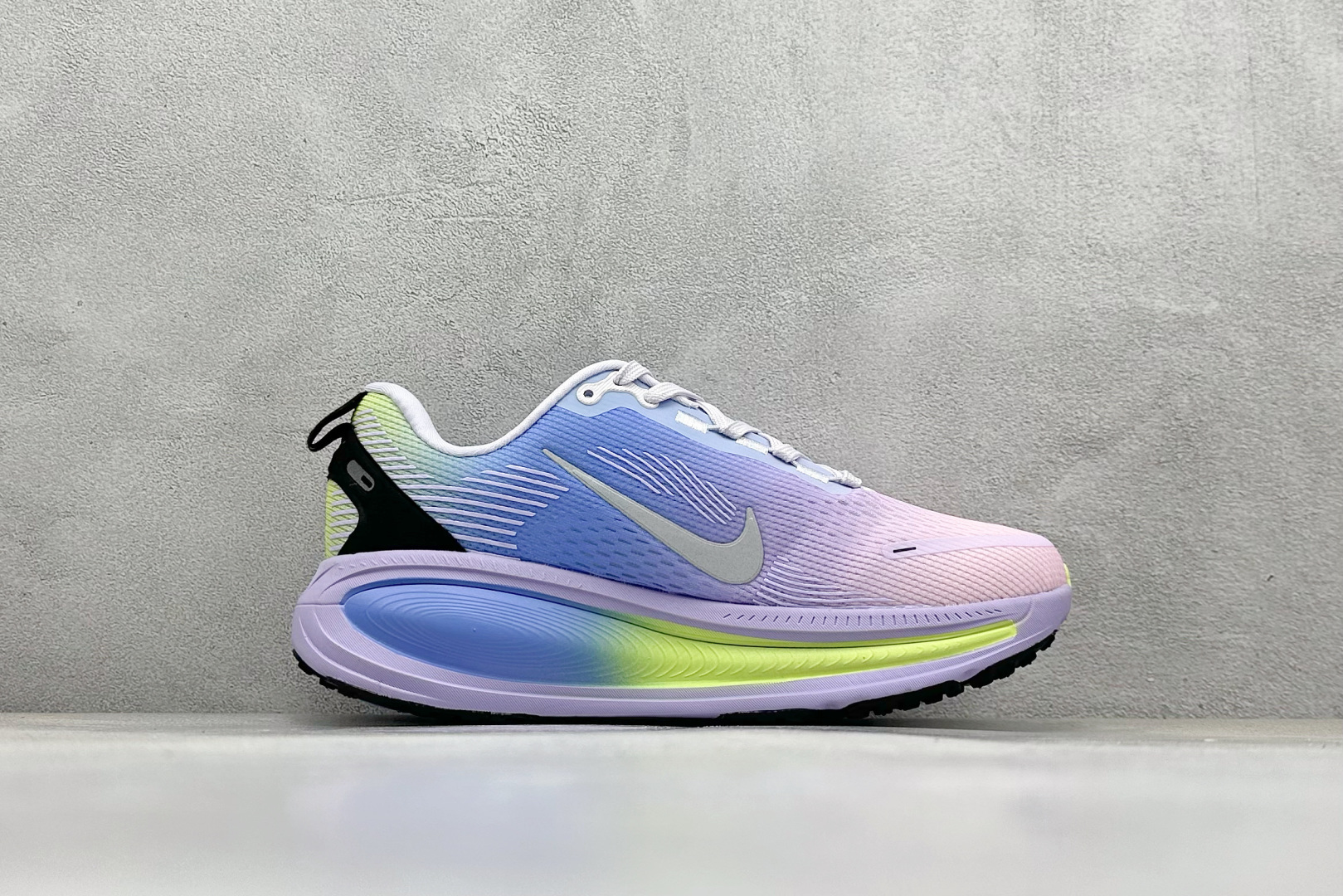 NK Air Zoom Vomero 18 轻便舒适公路跑步鞋
质感柔软 弹力充沛 助力一路畅跑 乐享